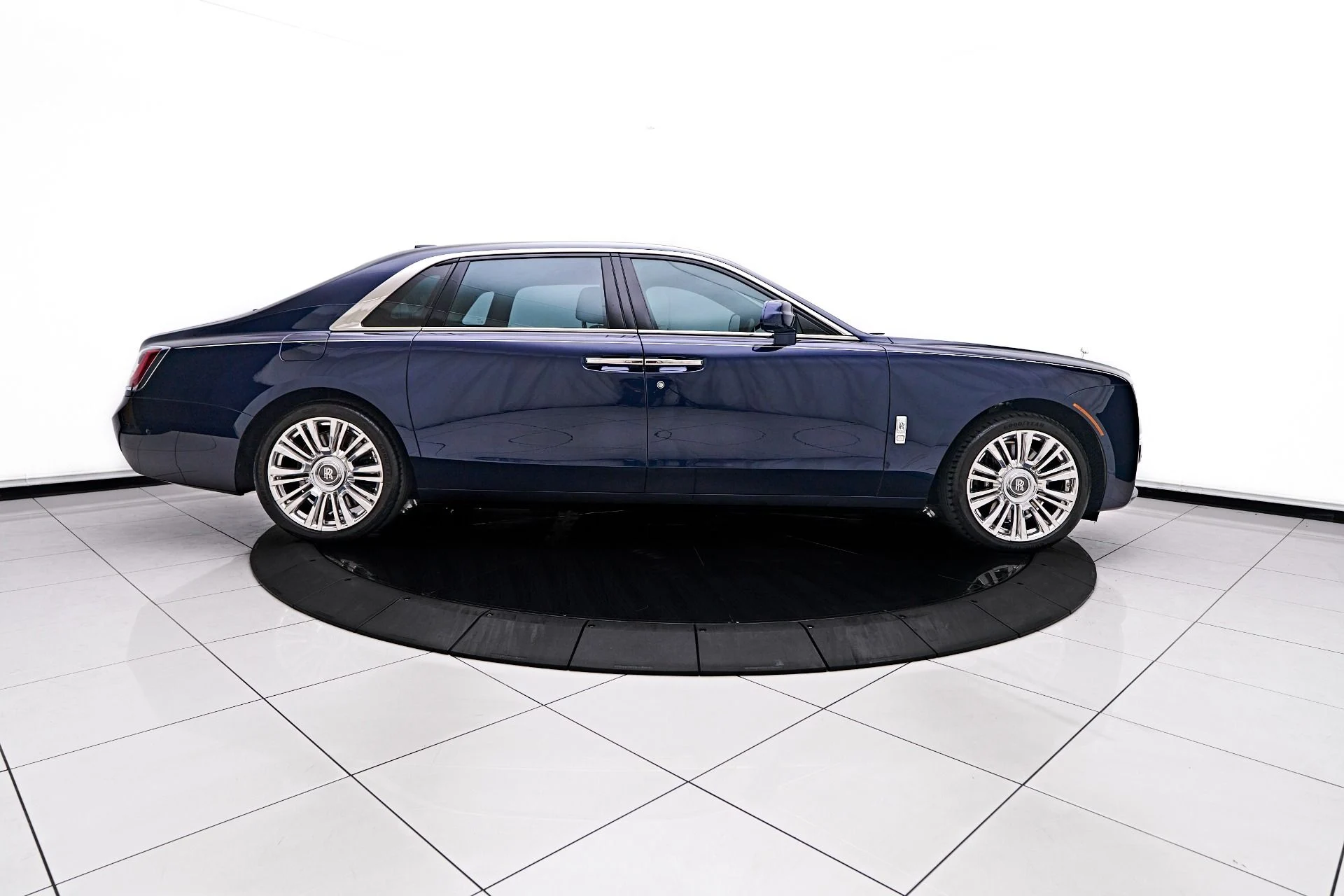 mph014_3987157409_Used_2023_Rolls_Royce_Ghost_1755200436_3cc919ec4c