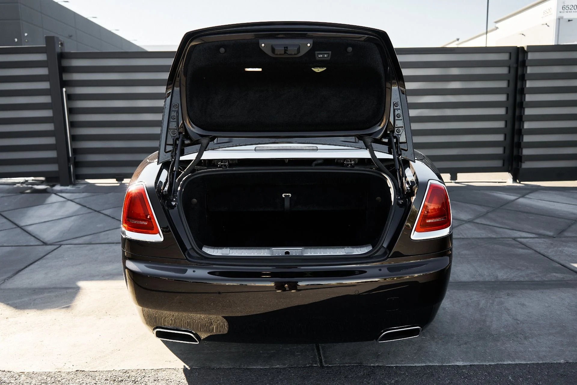 mph014_3990961010_Used_2020_Rolls_Royce_Dawn_Base_1762645784_f5d0dde0ba