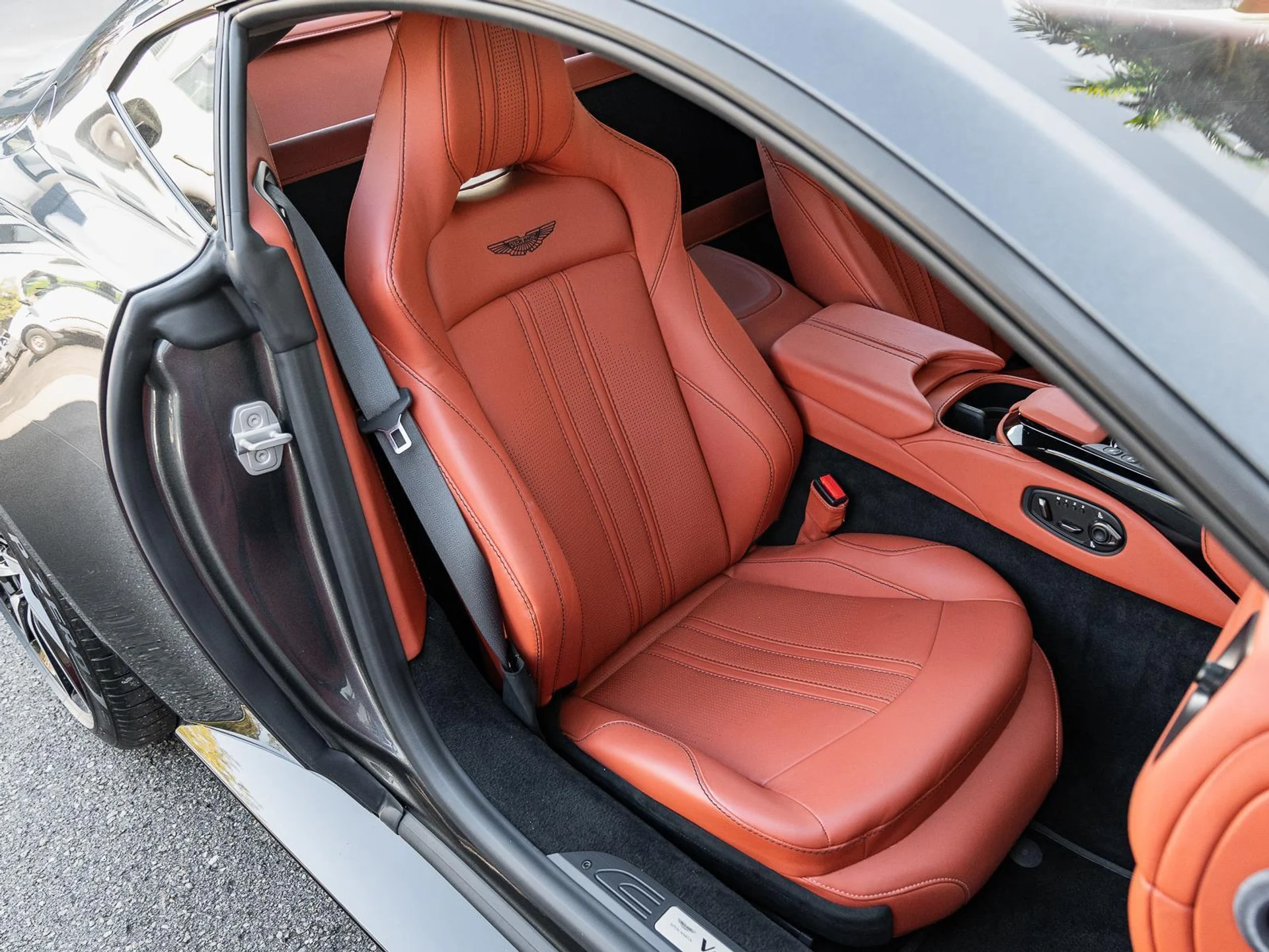 mph014_3992441217_Used_2021_Aston_Martin_Vantage_Coupe_Automatic_1771064398_3297235cf6