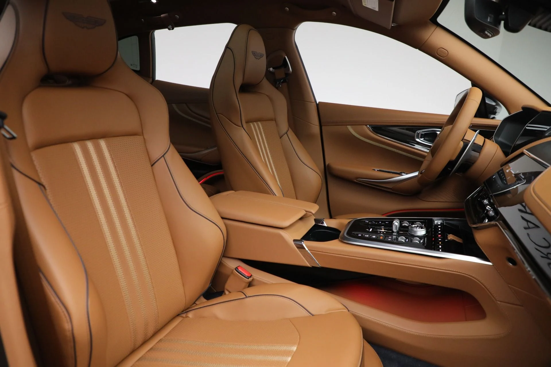 mph014_4016820404_New_2025_Aston_Martin_DBX_707_82ab5f5c0b