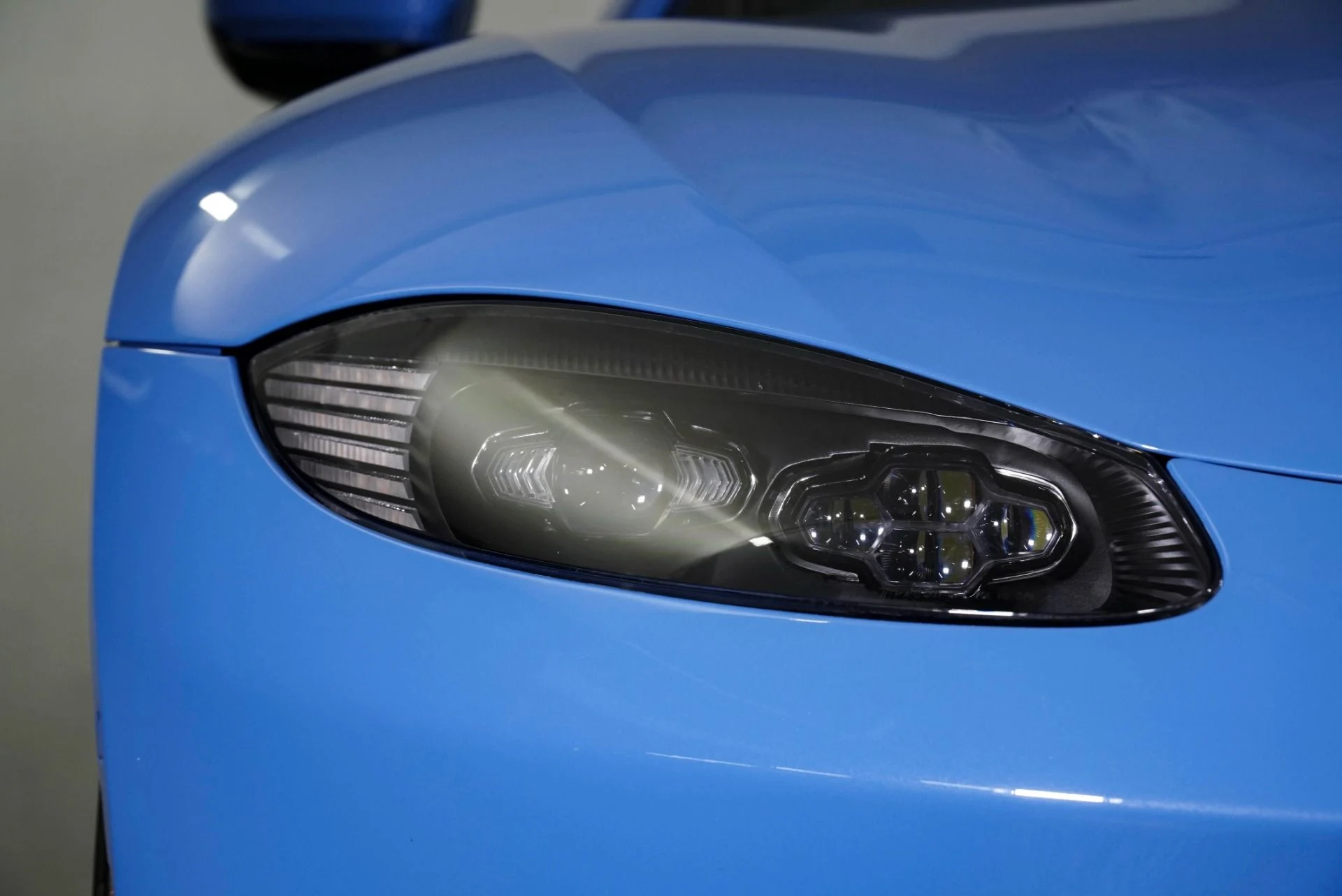 mph014_4019996443_Used_2021_Aston_Martin_Vantage_1770366066_ea00c44e9b