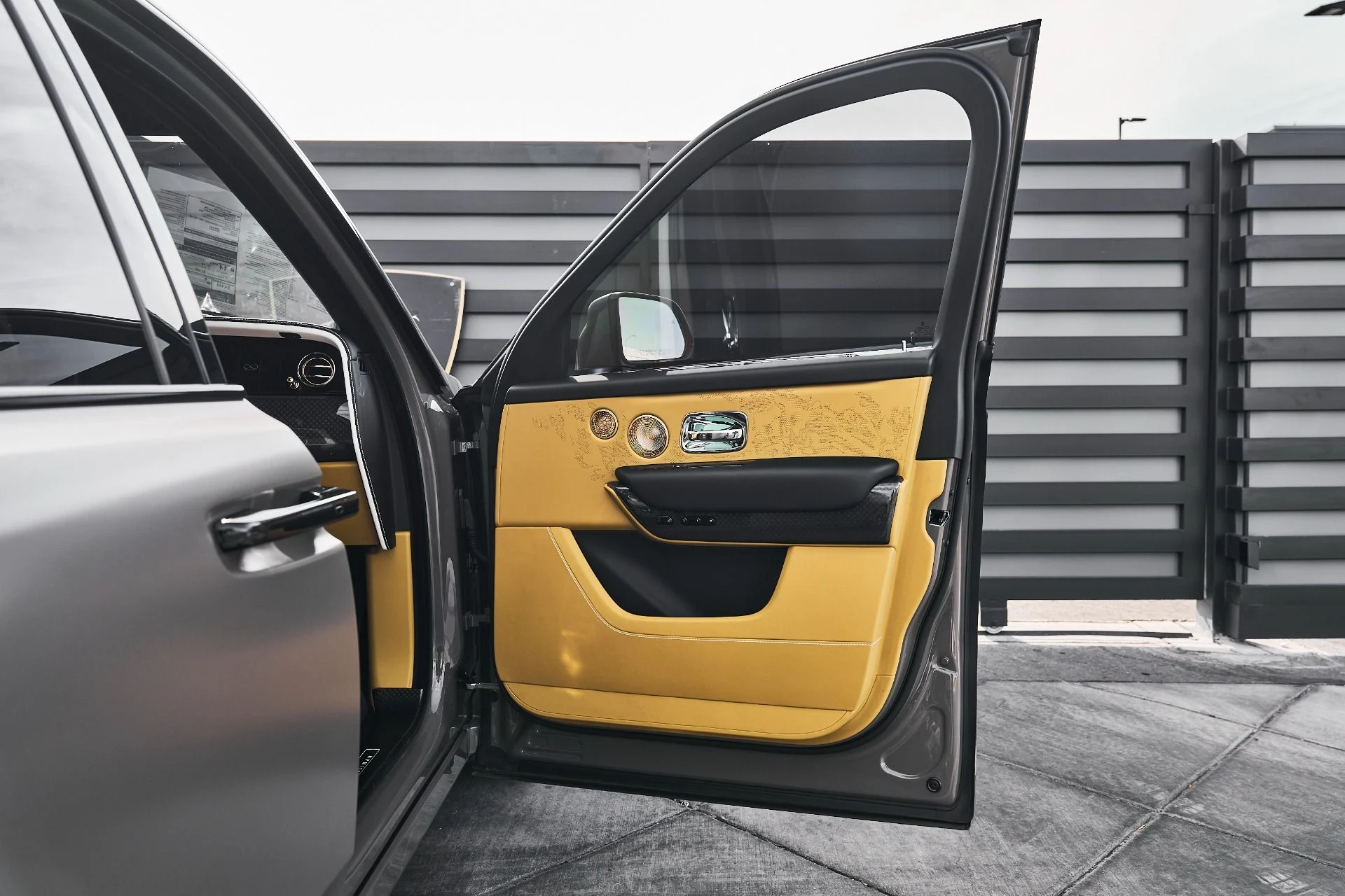 mph014_4023004664_Used_2026_Rolls_Royce_Cullinan_Black_Badge_1776555985_aa53c7a1ed