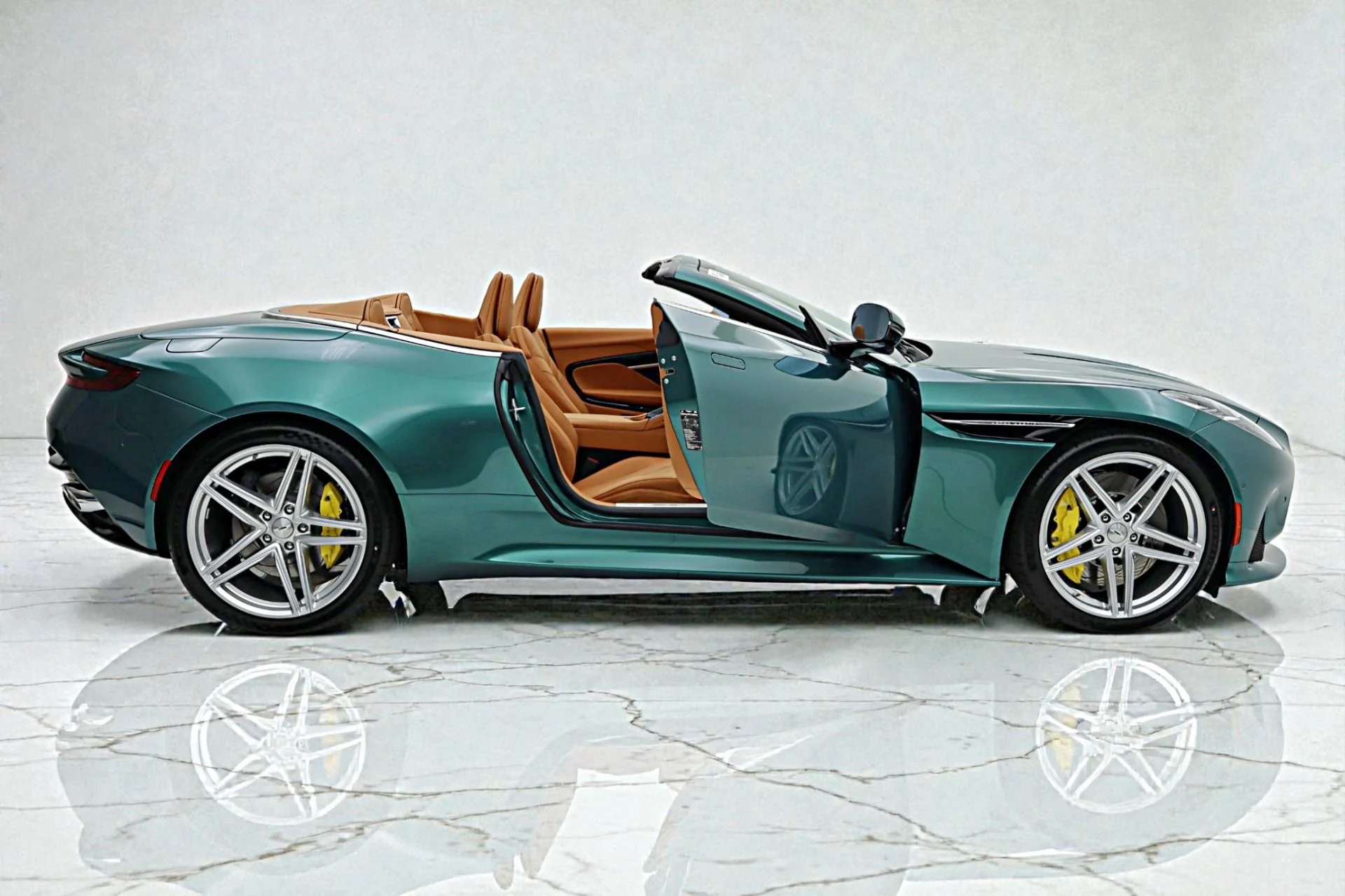 mph014_4025544756_New_2026_Aston_Martin_DB_12_Volante_622c05fb9e