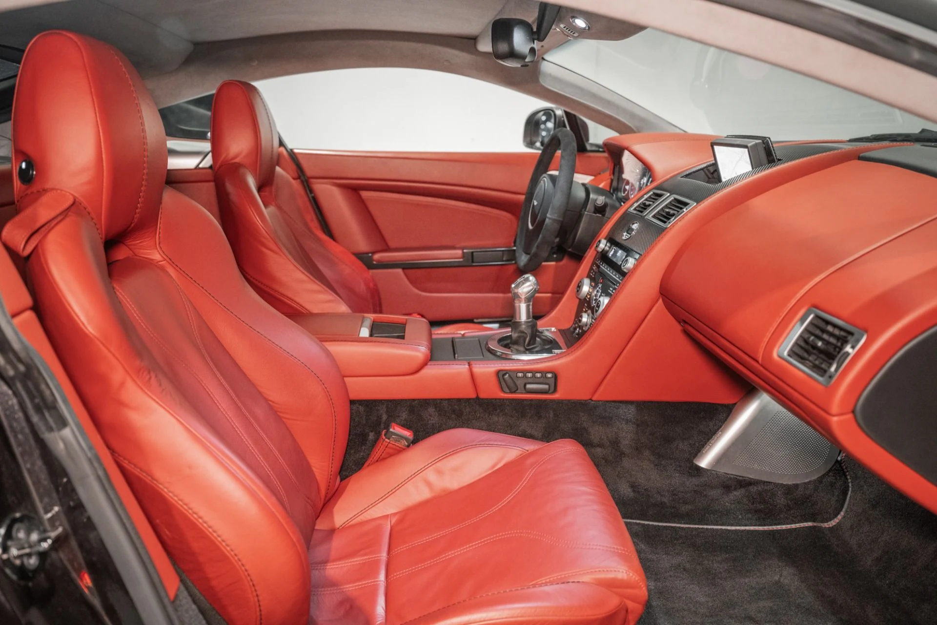 mph014_4032381124_Used_2011_Aston_Martin_V12_Vantage_1762183015_56c865f61f