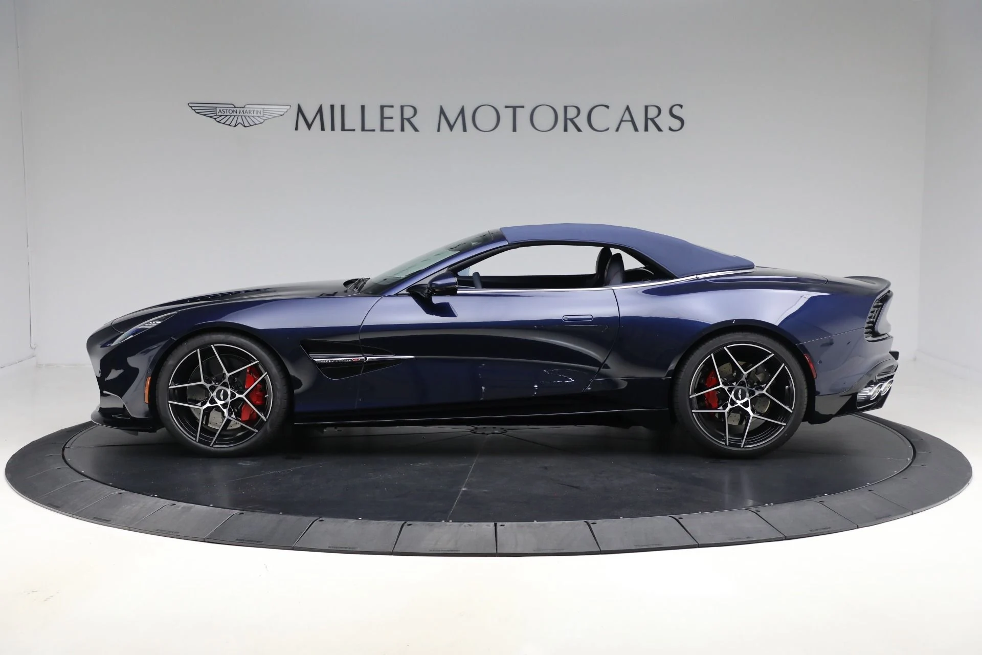 mph014_4084861687_New_2026_Aston_Martin_Vanquish_Volante_1762784320_fc8ff5fa1b