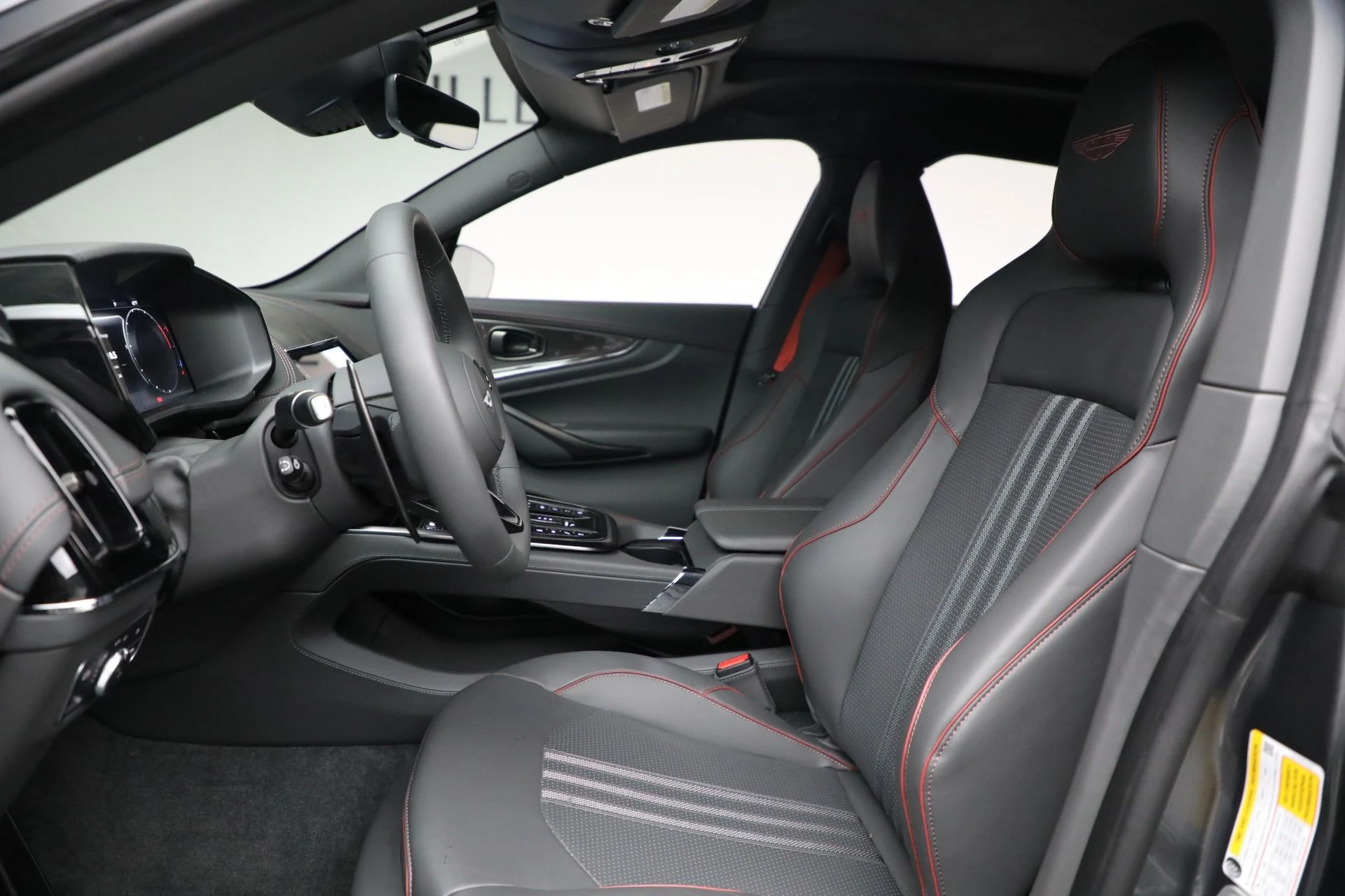 mph014_4097268394_New_2025_Aston_Martin_DBX_707_5bf55641c1
