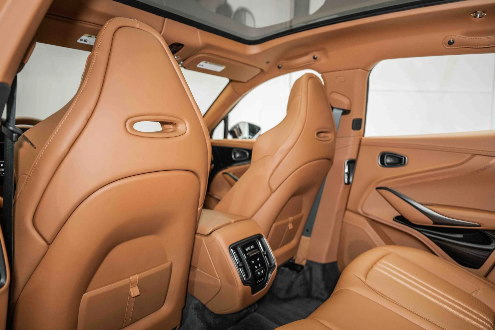 mph014_4117860712_Used_2025_Aston_Martin_DBX_707_1730812755_9a306612f6