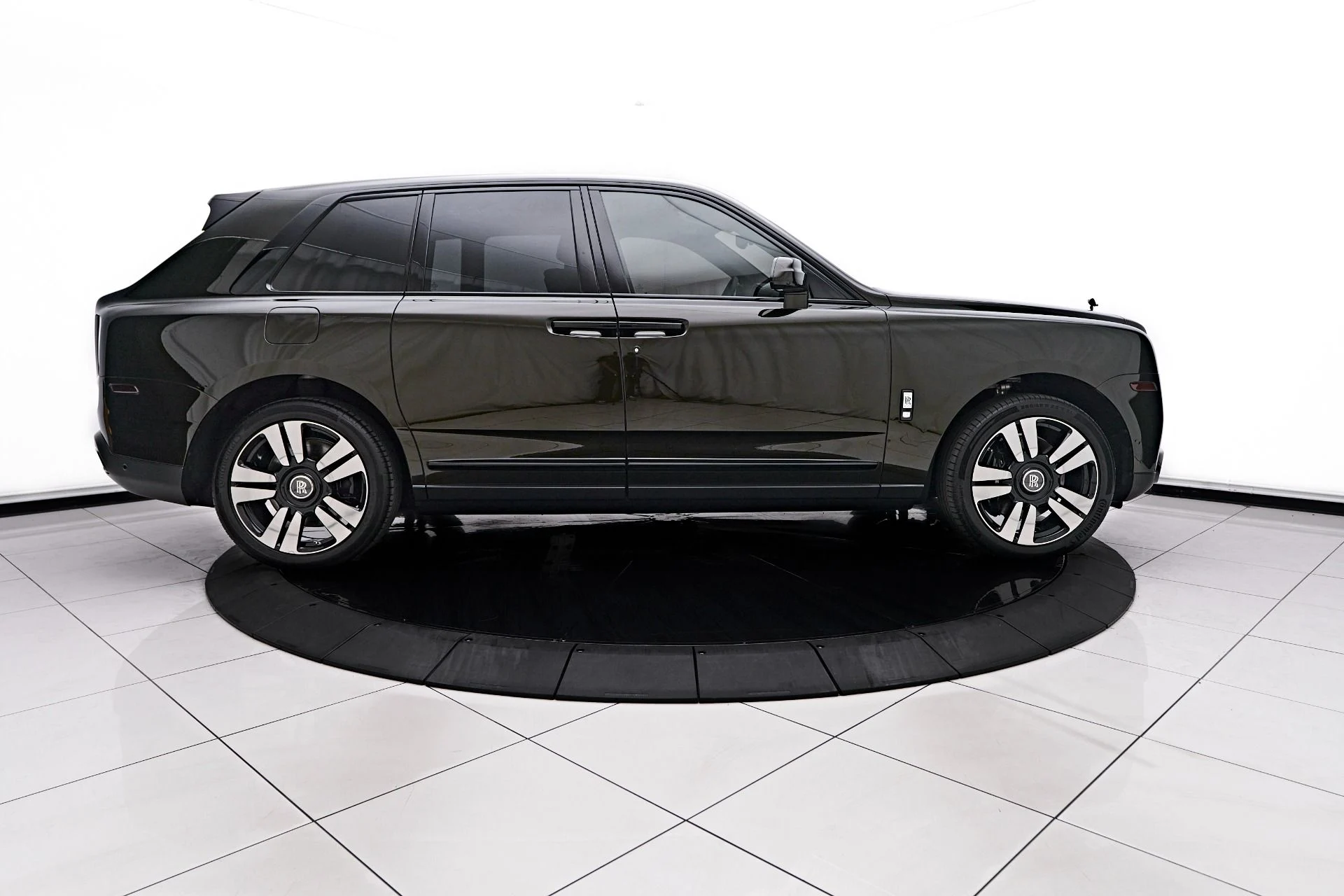 mph014_4118902817_Used_2024_Rolls_Royce_Cullinan_Base_1757032535_7a79b0d297