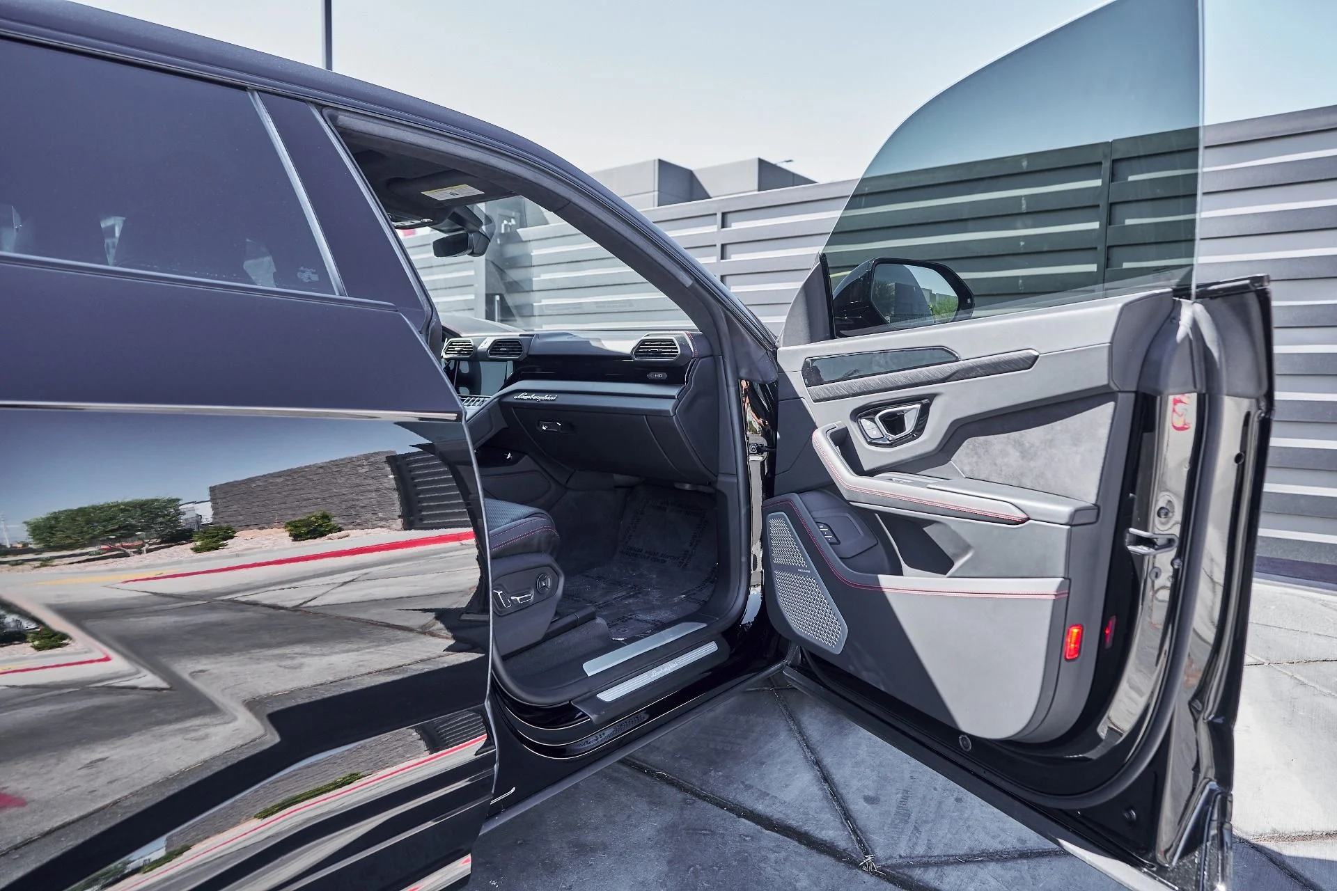 mph014_4134801630_Used_2021_Lamborghini_Urus_Base_1759523178_9cfc299e54
