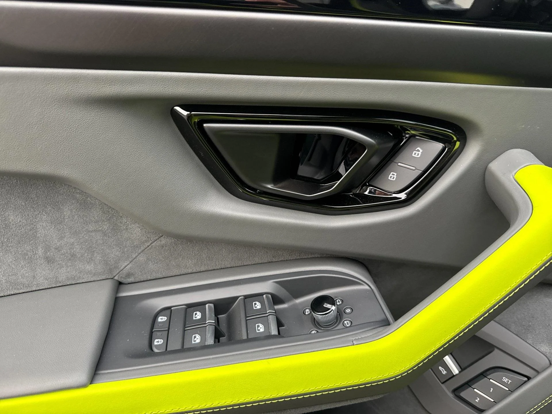 mph014_4138460086_New_2025_Lamborghini_Urus_SE_1770805148_23b750445a