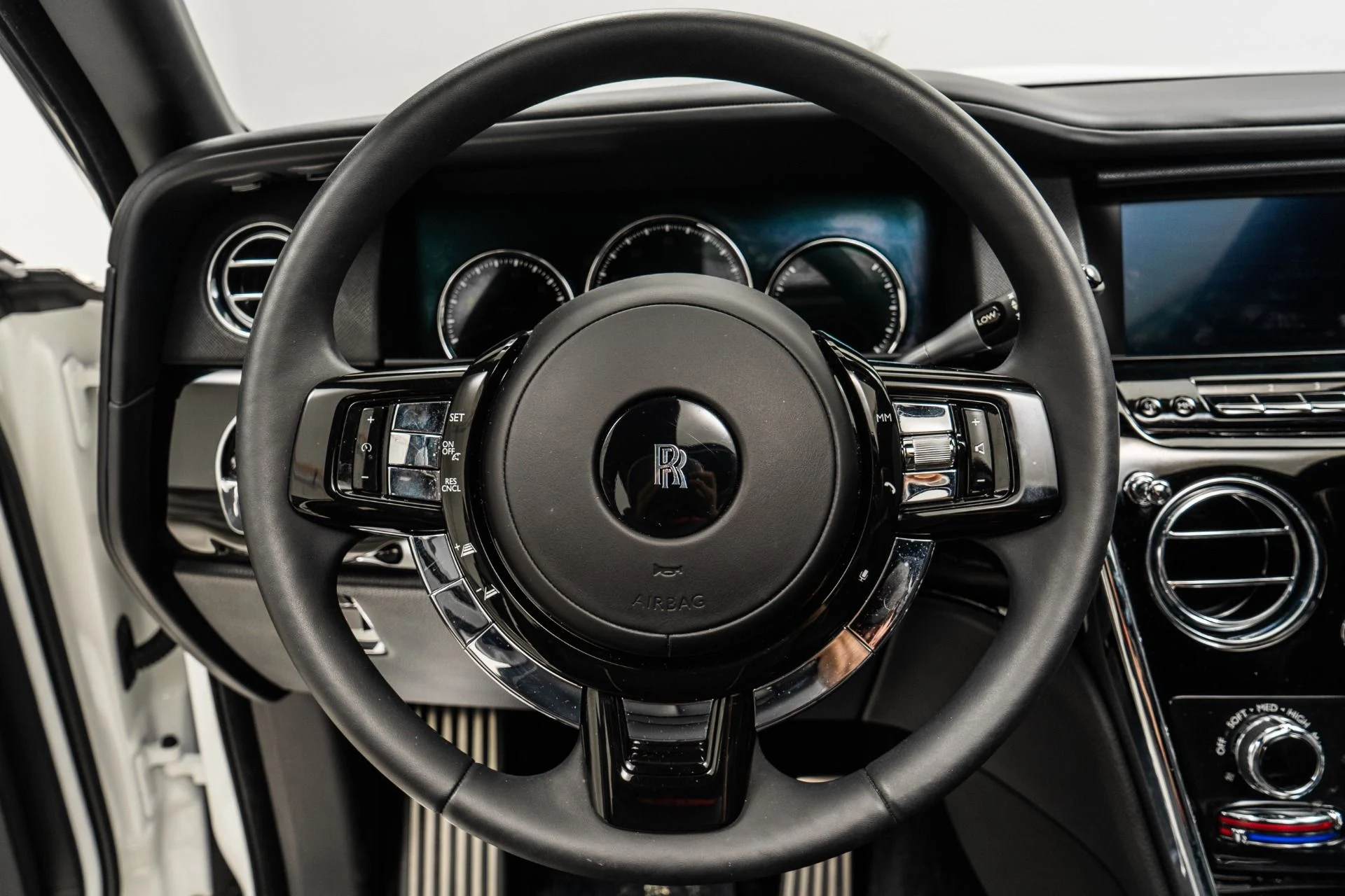 mph014_4150681586_Used_2020_Rolls_Royce_Cullinan_Polished_22_Wheels_Rear_Theatre_Configuration_Rolls_Royce_Bespoke_Audio_1771596522_bfbee338dc