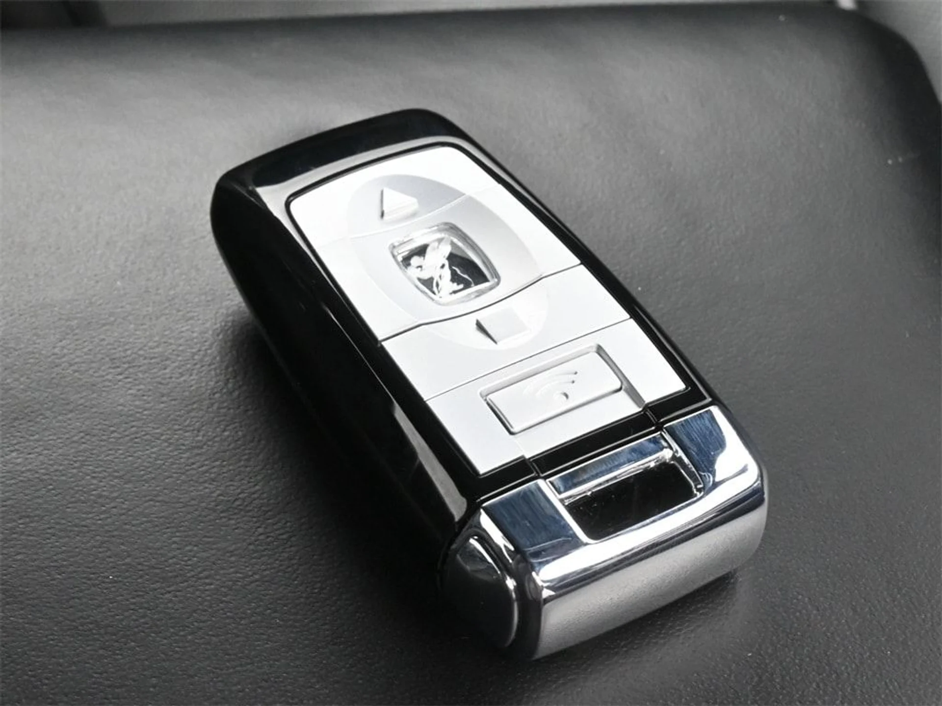 mph014_4156316077_6f1eba314de36782d21f64cd3155d288x_bb3b026653