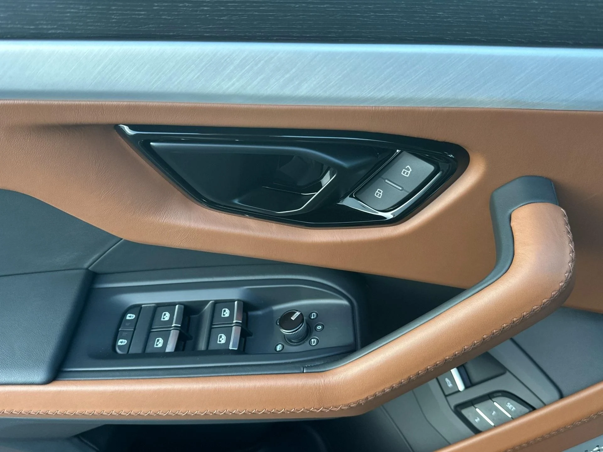 mph014_4163150805_New_2025_Lamborghini_Urus_SE_1765357684_8c58331bd4