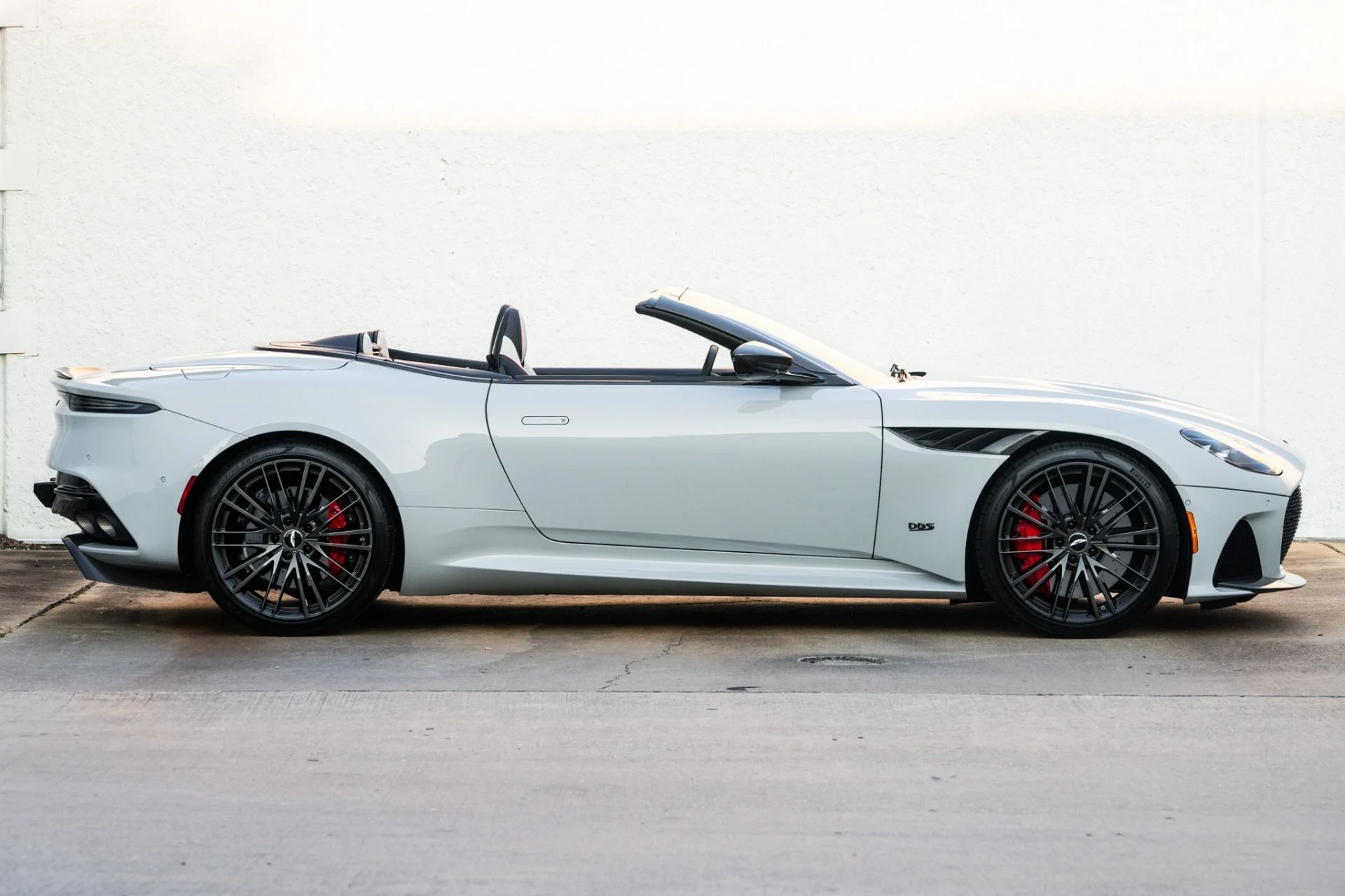 mph014_4184774733_Used_2023_Aston_Martin_DBS_Volante_1756217476_89a5937352
