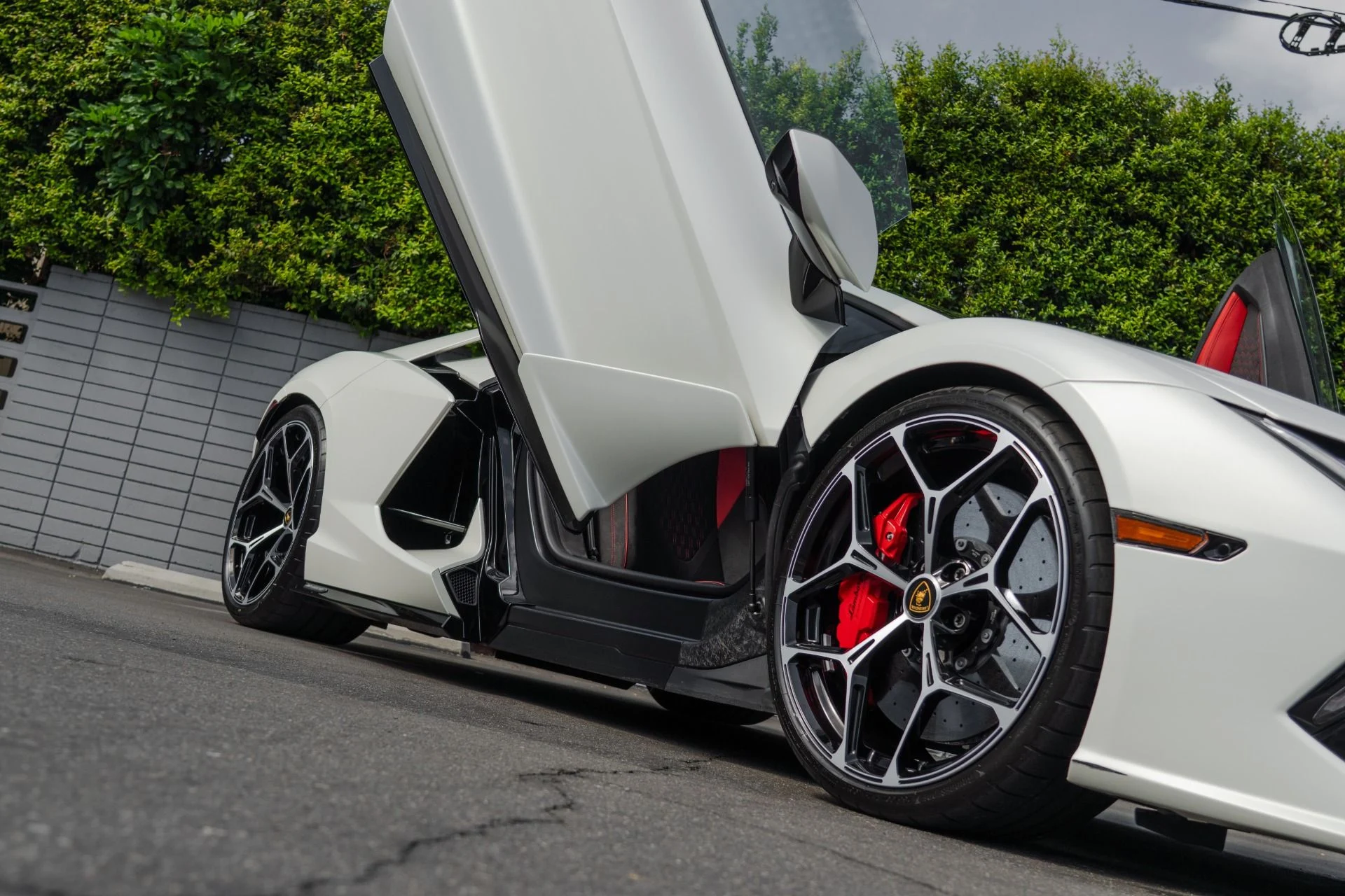 mph014_4200947789_Used_2024_Lamborghini_Revuelto_1759355869_838fe09980
