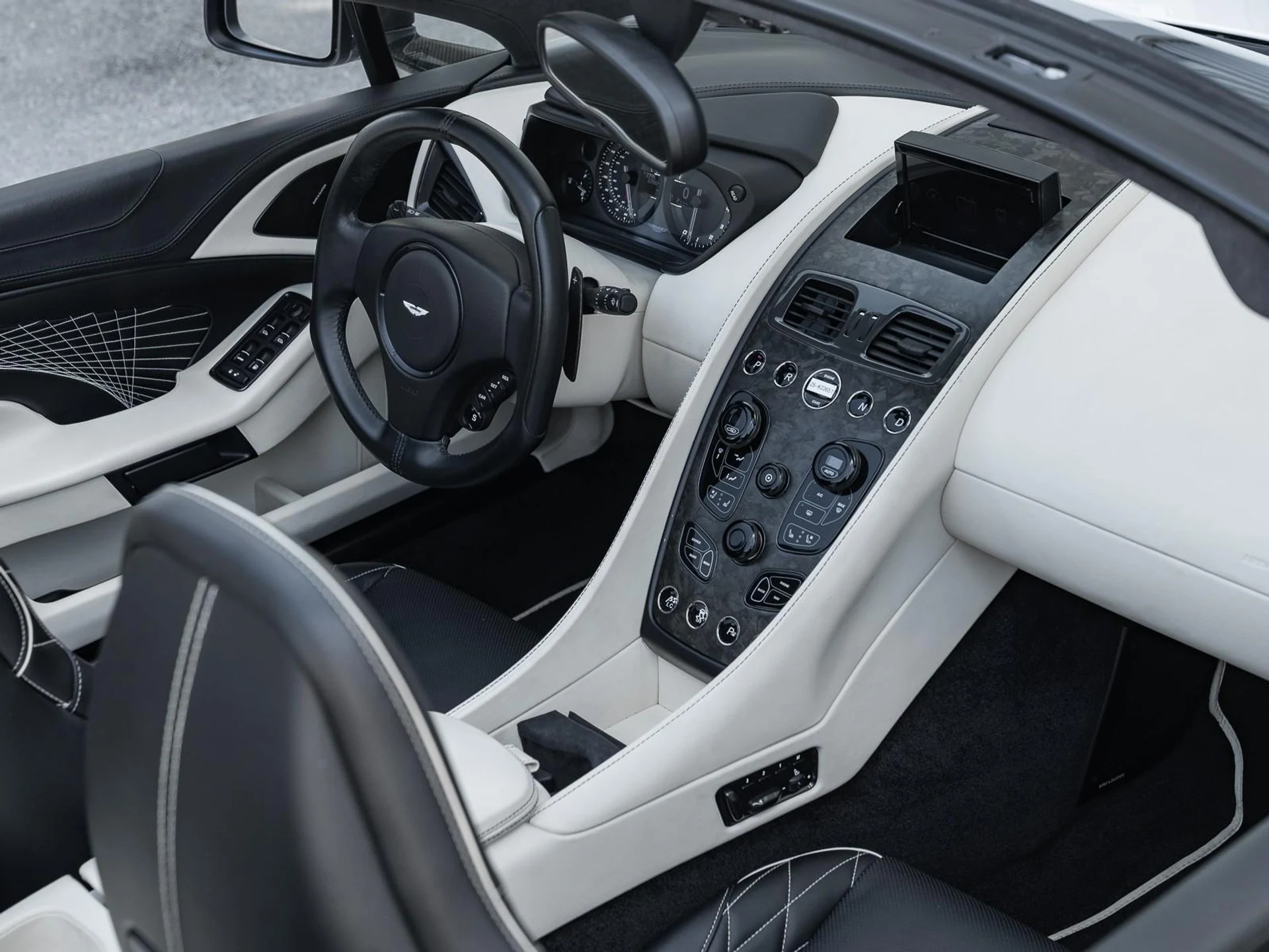 mph014_4209262308_Used_2018_Aston_Martin_Vanquish_S_1759353649_9d13b9f78a
