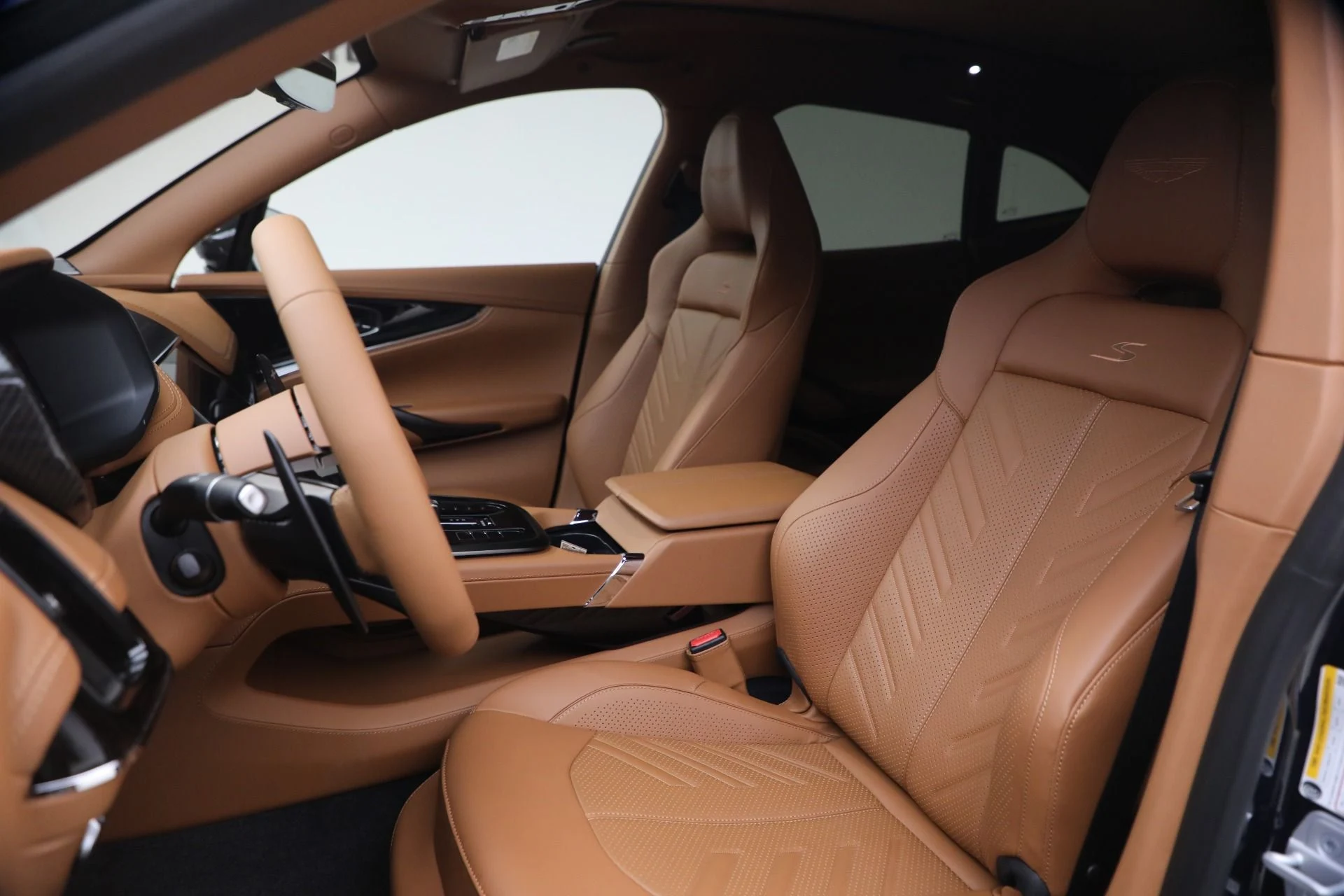 mph014_4209463990_New_2026_Aston_Martin_DBX_S_1792514619_8fdc0ed735