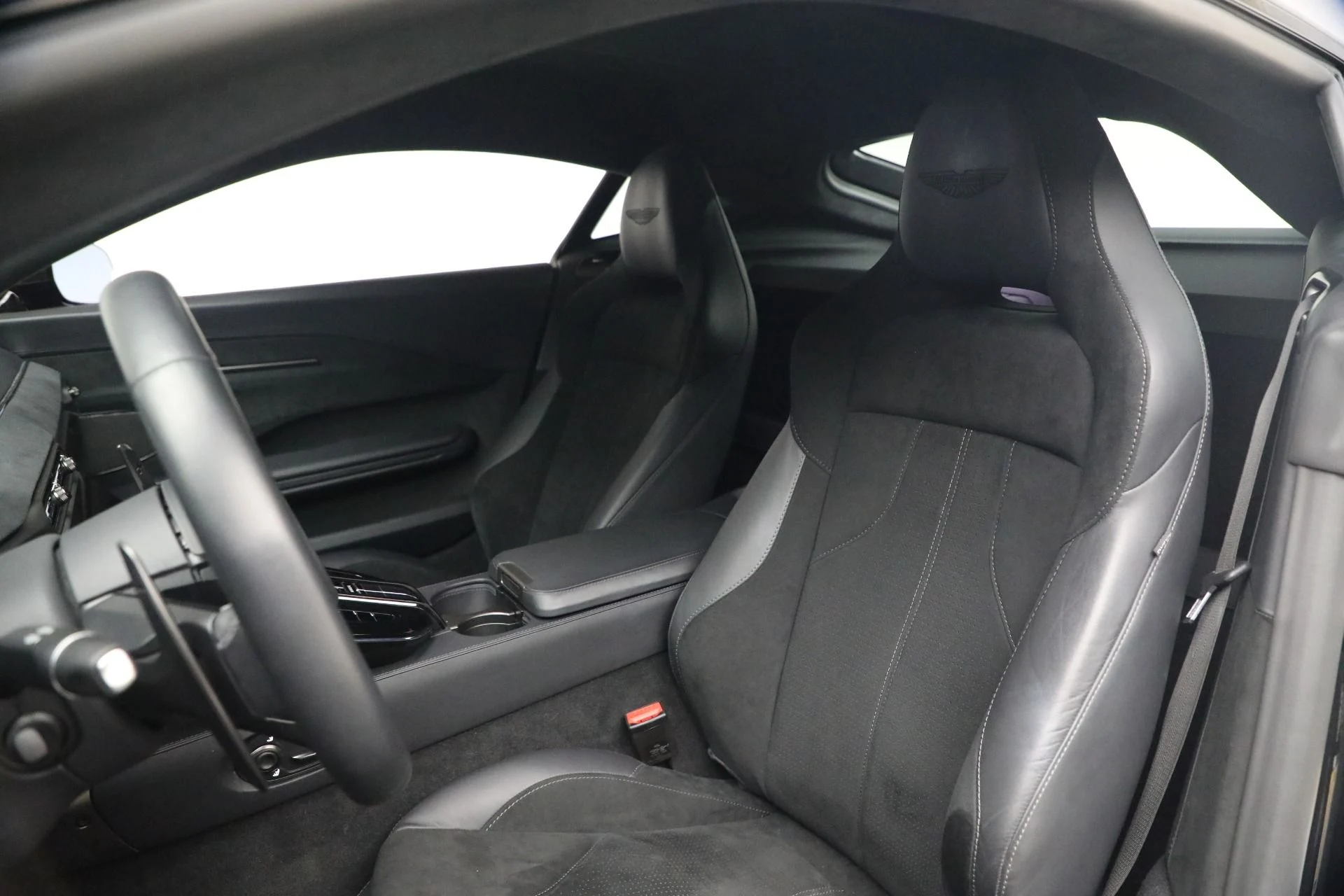 mph014_424425543_Used_2025_Aston_Martin_Vantage_1790186277_02ba5fd79e