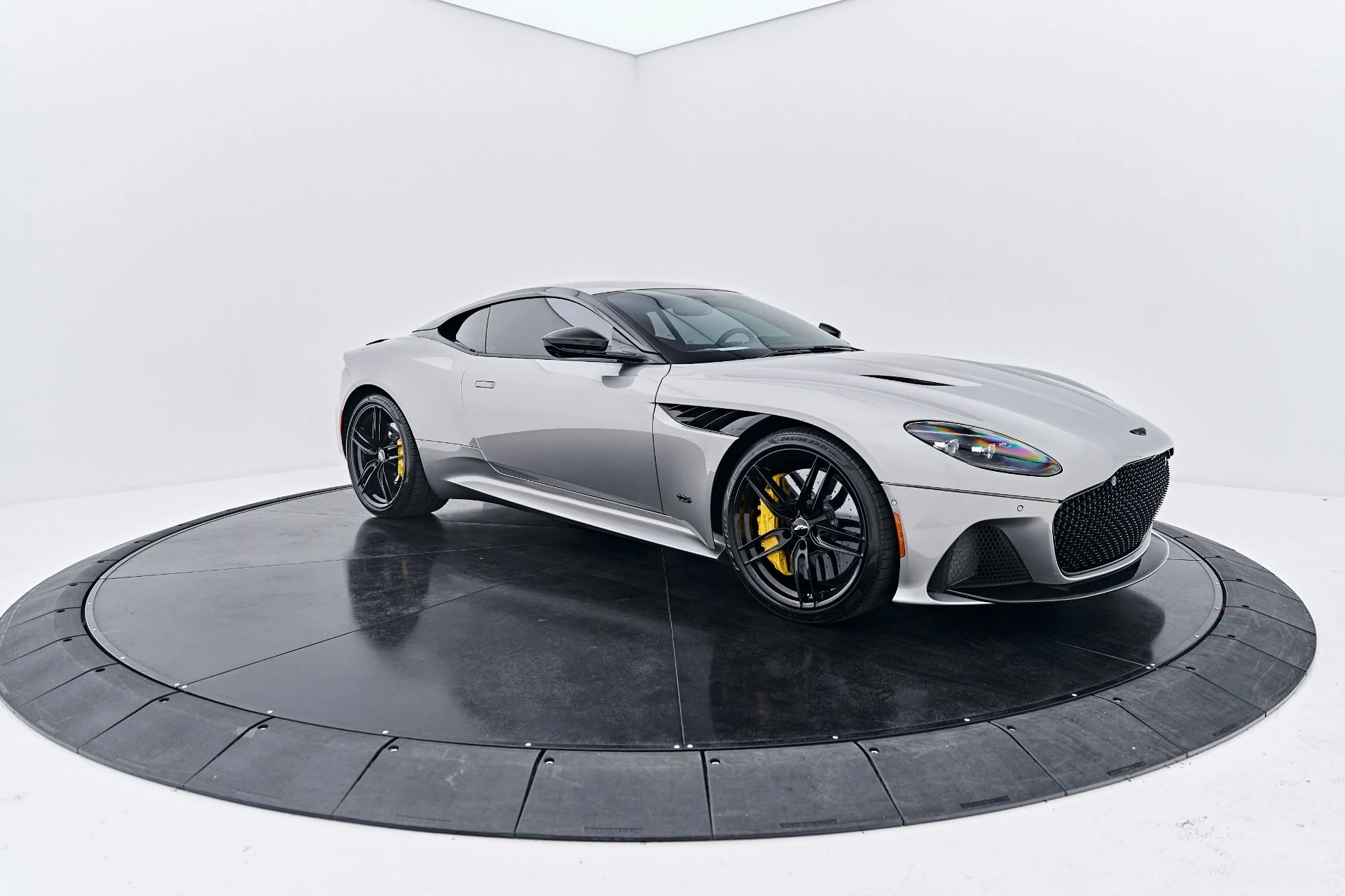 mph014_4252332669_Used_2023_Aston_Martin_DBS_1790369847_799c5cbcd5