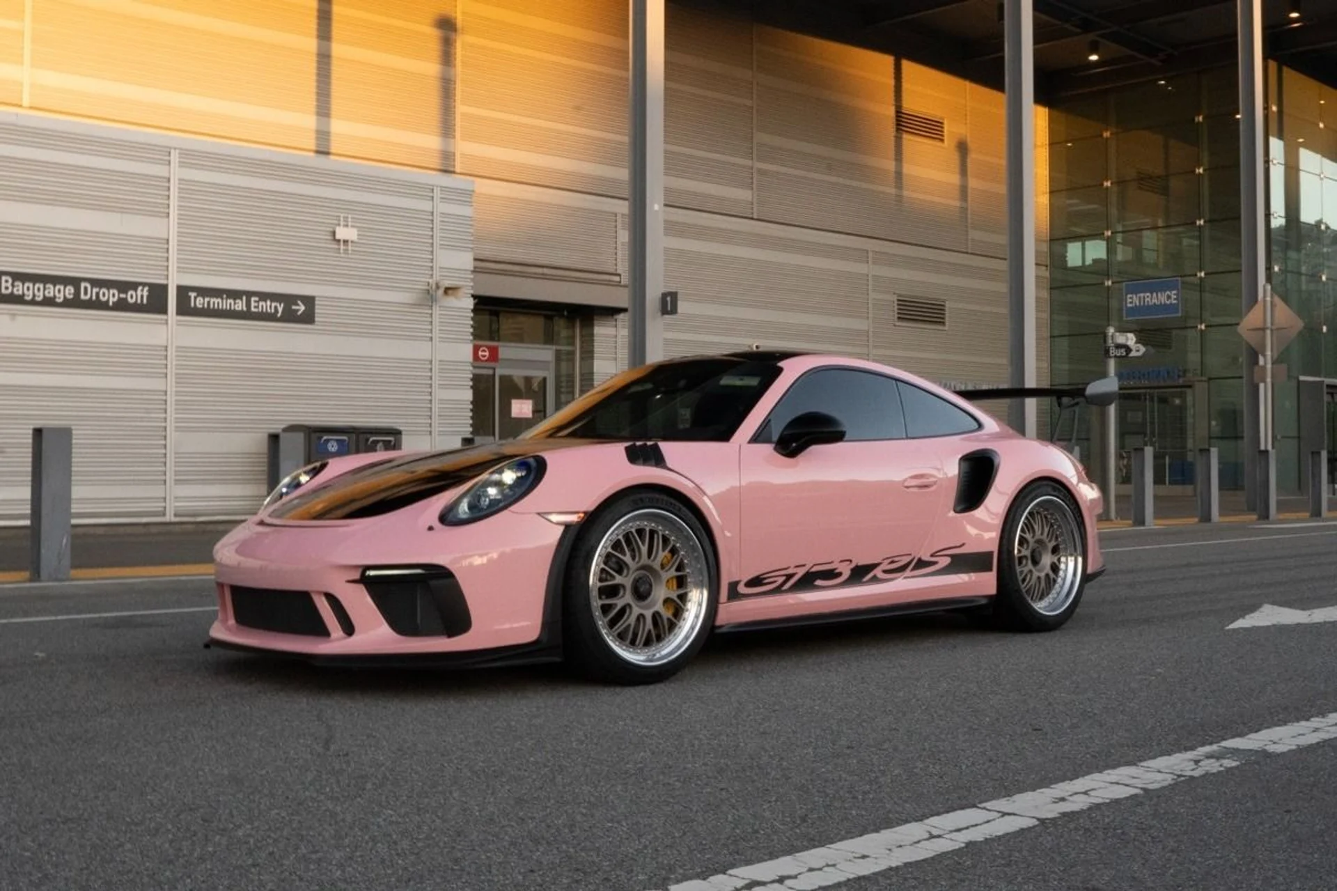 mph014_4253398973_Used_2019_Porsche_911_GT_3_RS_1758240941_8b2c34faee