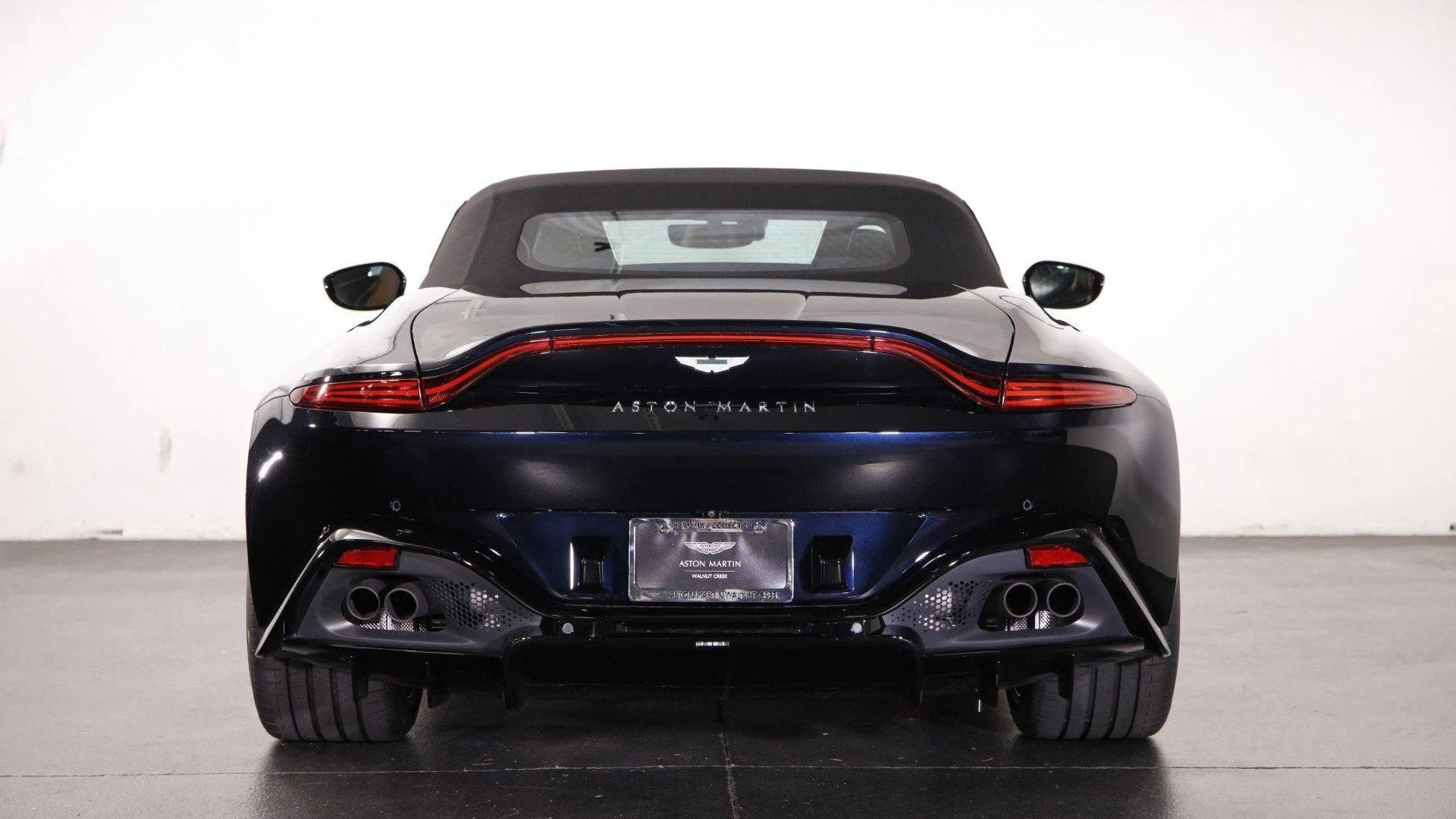 mph014_4270233689_Used_2023_Aston_Martin_Vantage_1698838101_5d437fe03d