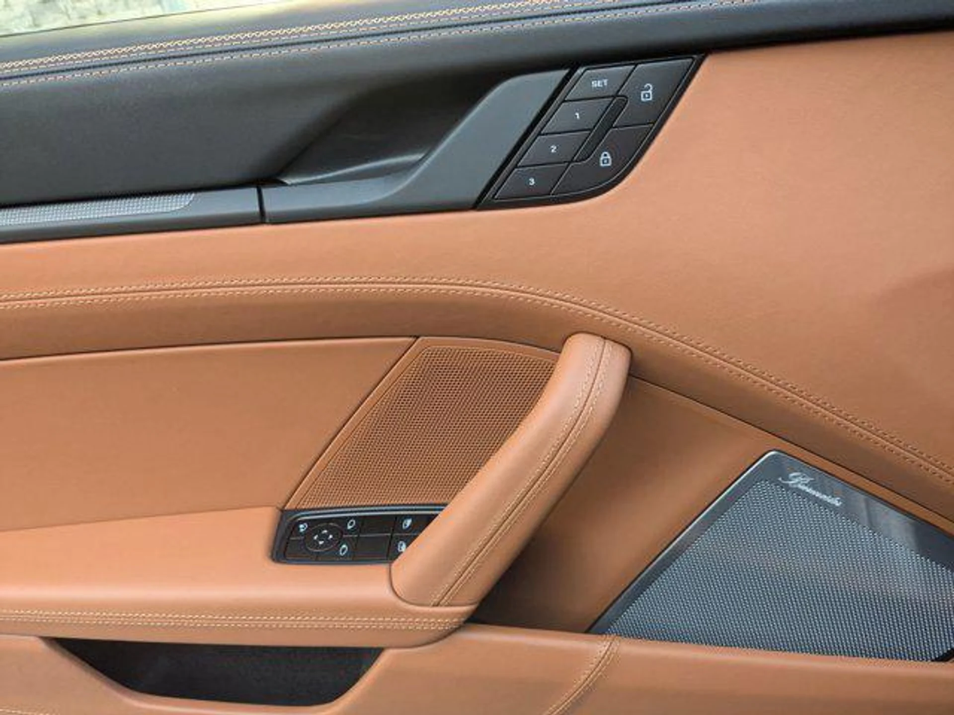 mph014_4276702413_D4g_K_Jer0i_ZUR_Xwop_mc_a_F2u_ED_4_e197b7ef14