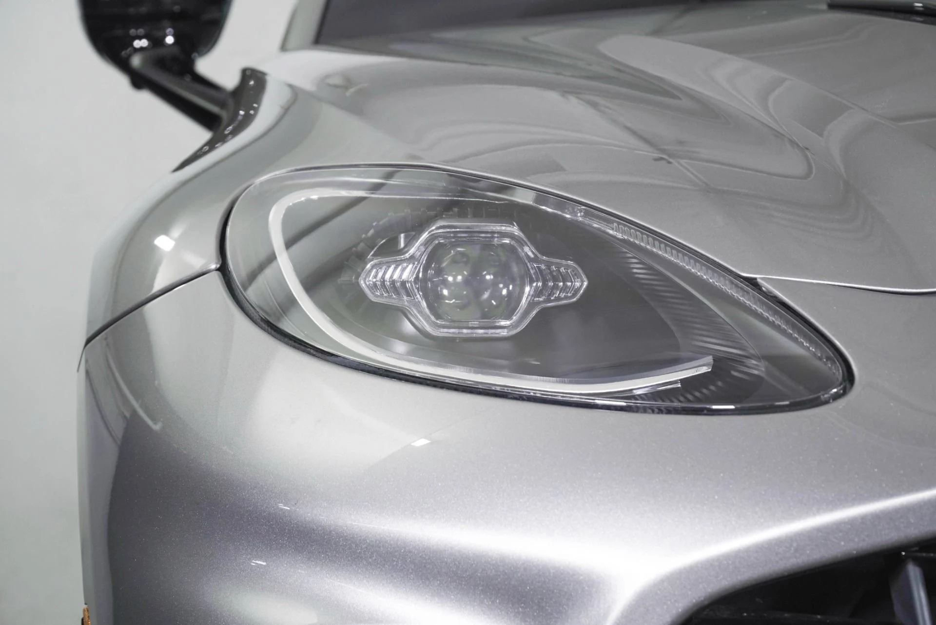 mph014_4286275101_Used_2025_Aston_Martin_DBX_707_1792739128_27fbc720bc