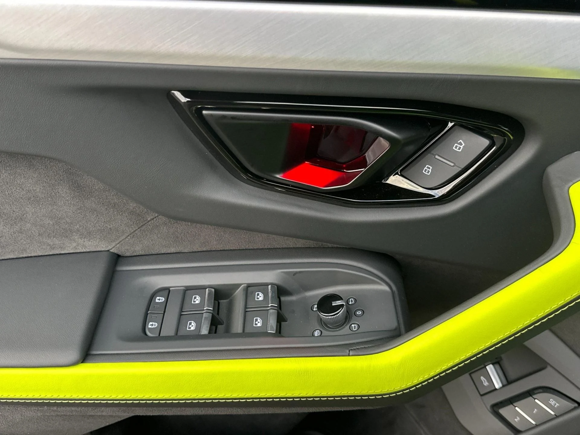 mph014_441996651_New_2025_Lamborghini_Urus_SE_1762960327_f34e807611