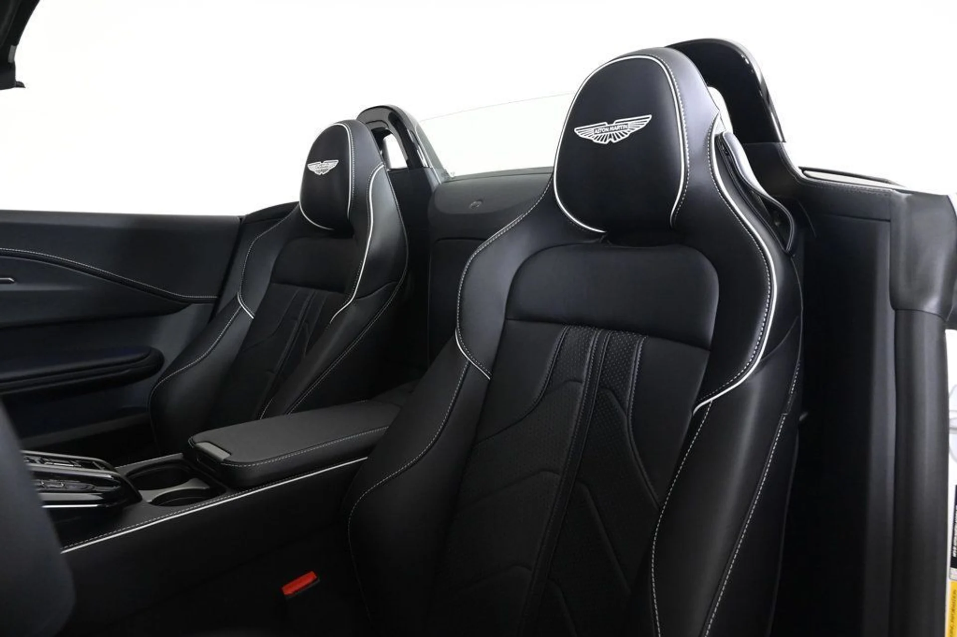 mph014_453300510_new_2026_aston_martin_vantage_roadster_11350_22950965_15_1024_6371618ed9
