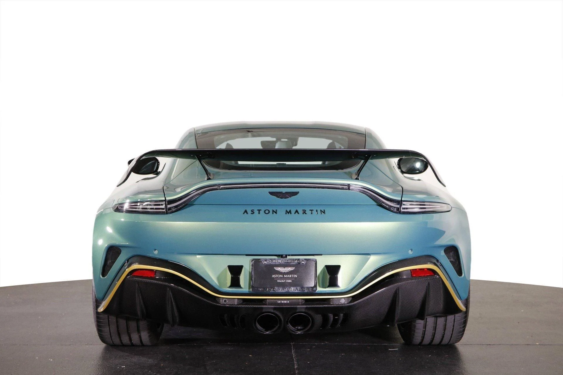mph014_454779012_Used_2023_Aston_Martin_Vantage_1703768586_21a08c3f9e