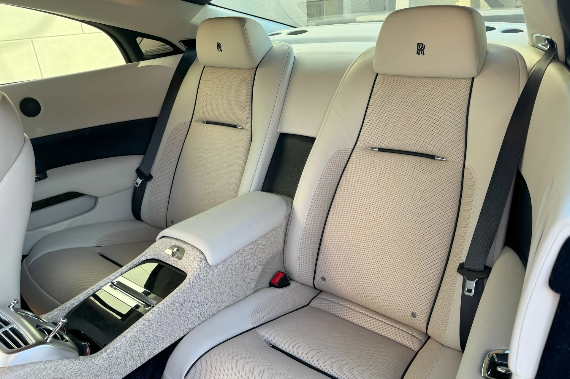 mph014_4606436_Used_2018_Rolls_Royce_Wraith_1767023392_9390321ad1