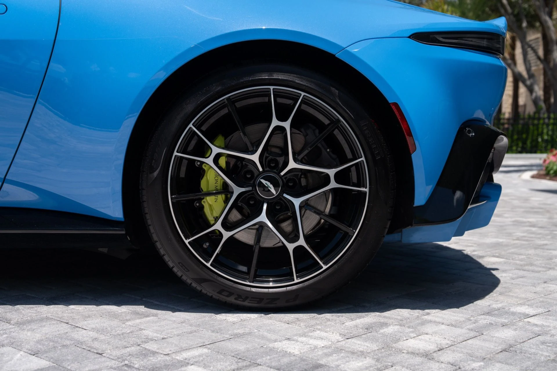 mph014_467523655_Used_2021_Aston_Martin_Vantage_1781043634_55e668c68b