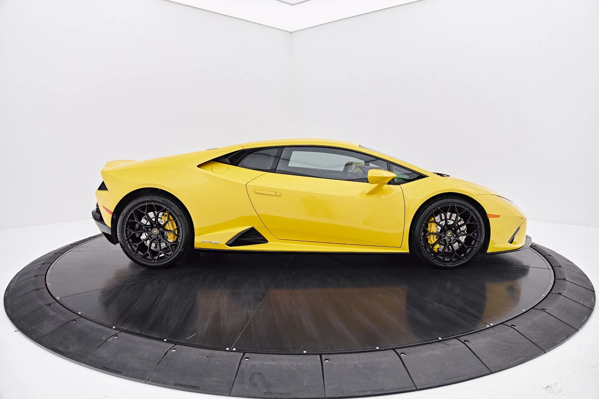 mph014_477480117_Used_2022_Lamborghini_Huracan_EVO_Base_1787357799_fda5ca9853