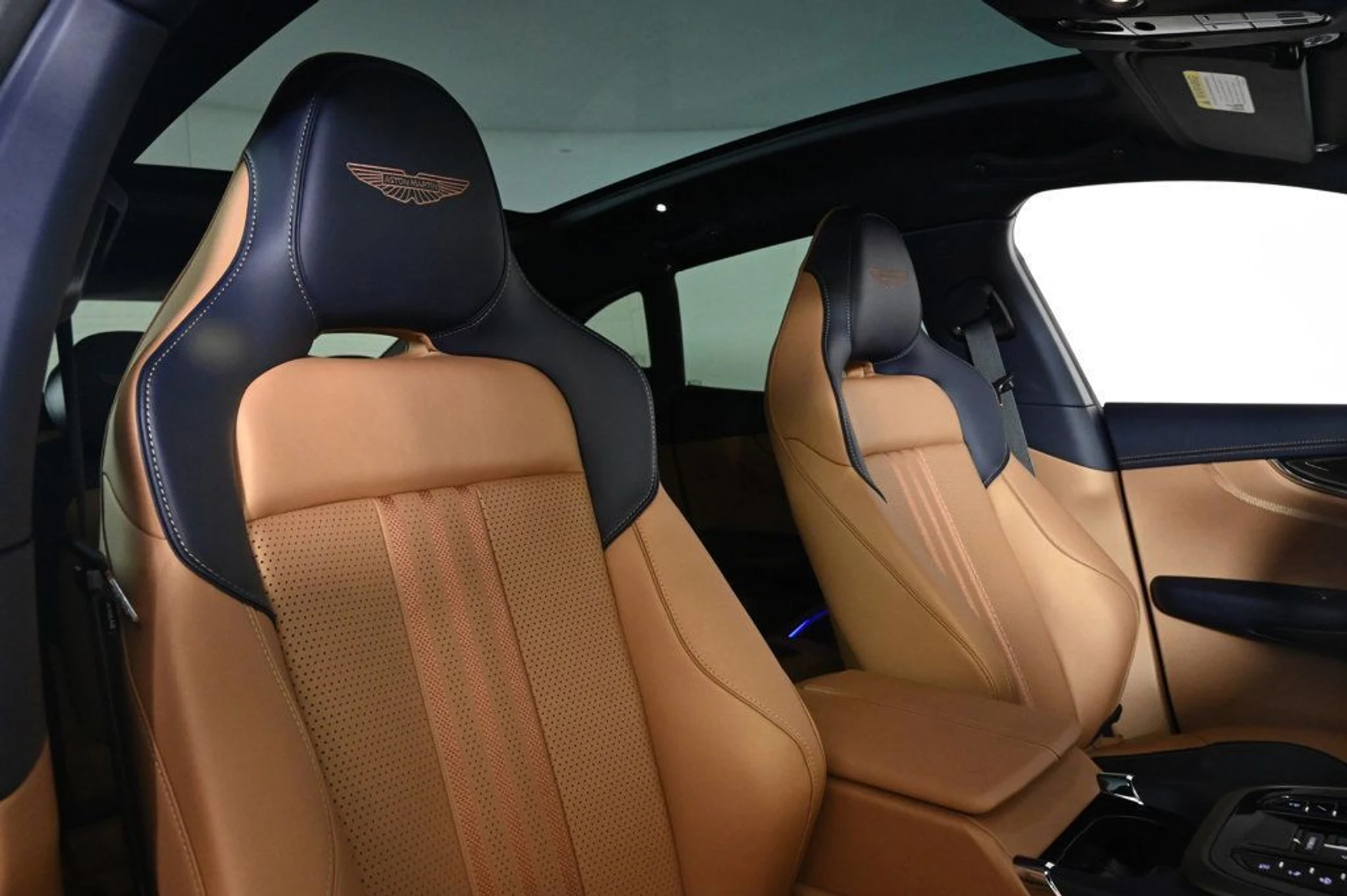 mph014_488731838_new_2026_aston_martin_dbx_707awd_11350_22969414_15_1024_9a93723ac2
