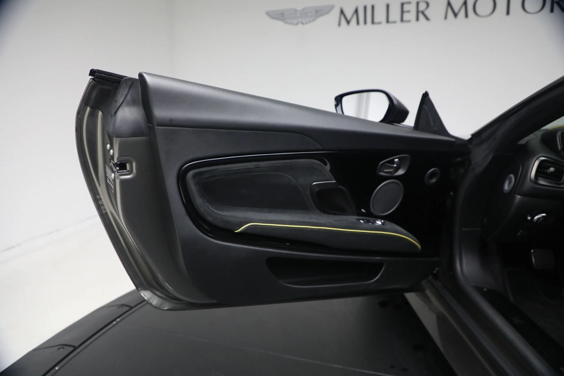 mph014_48947032_Used_2019_Aston_Martin_DBS_Superleggera_1766529169_acbe875b3a