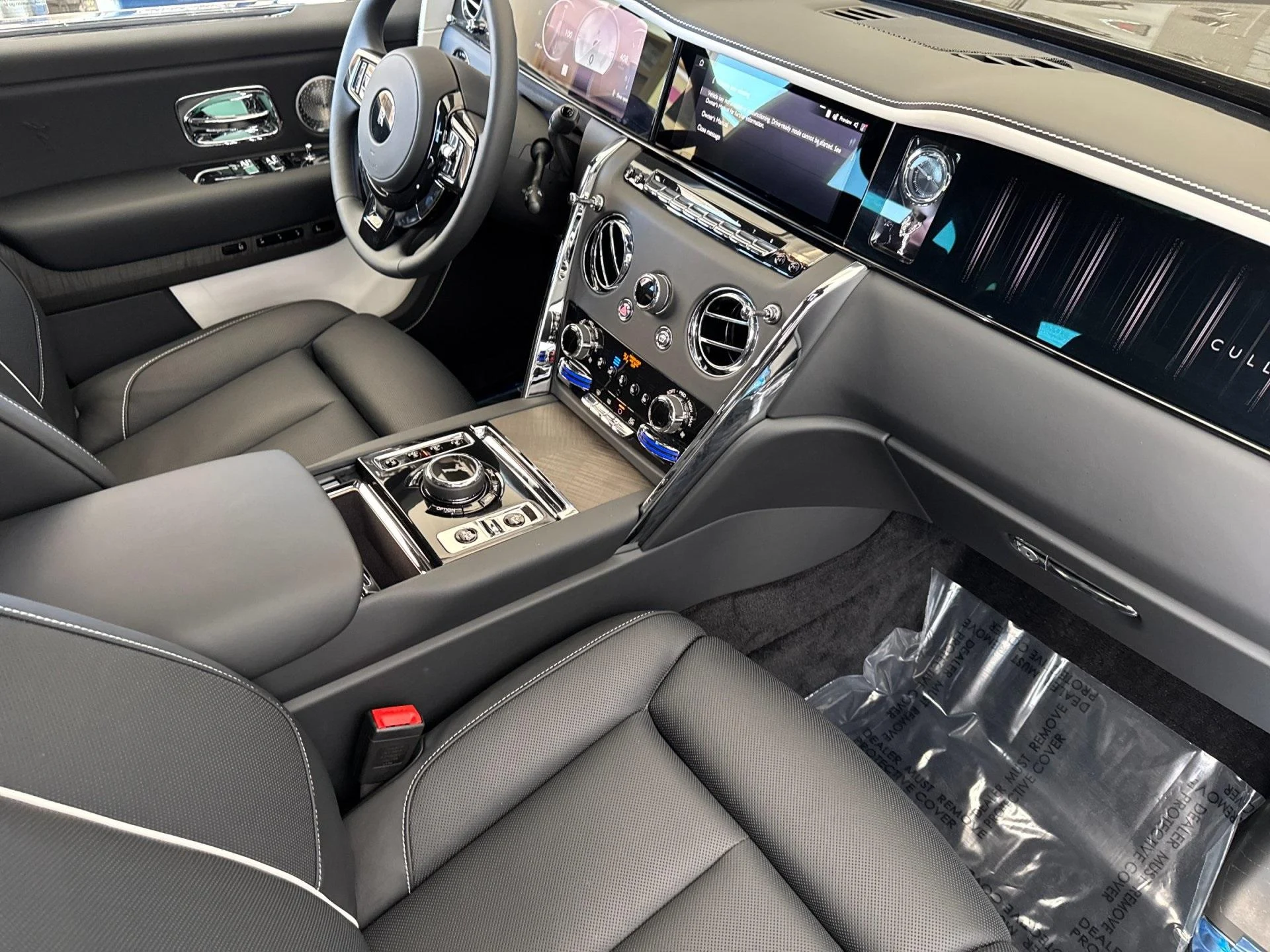 mph014_52775144_New_2025_Rolls_Royce_Cullinan_Base_1756909312_58c32d9fd5