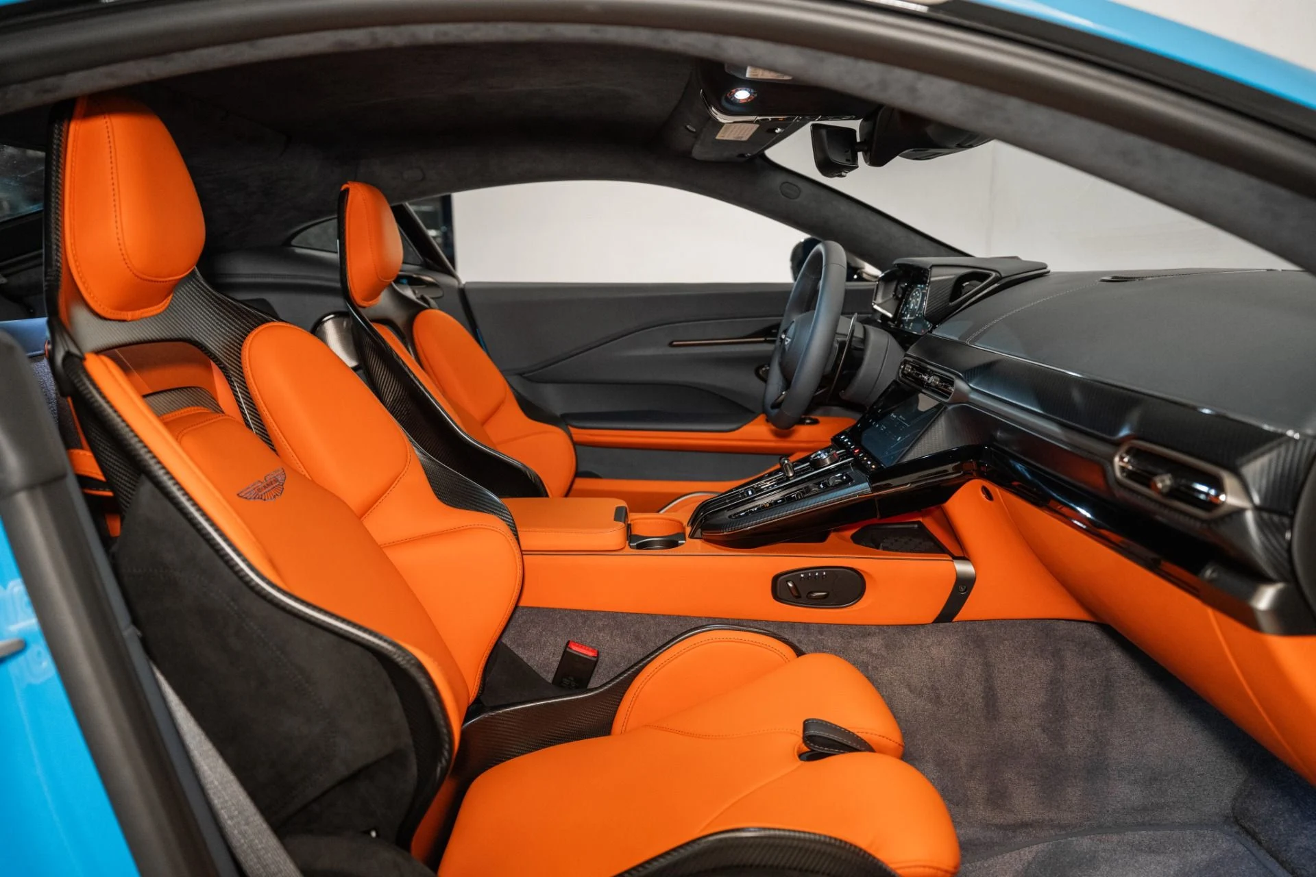 mph014_532694225_New_2025_Aston_Martin_Vantage_Coupe_1737041109_ddd6f0f5db