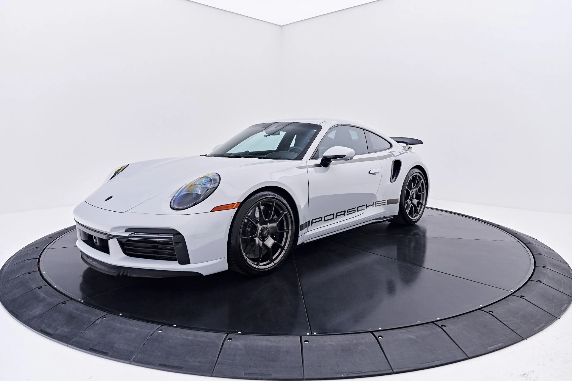 mph014_536379061_Used_2025_Porsche_911_Turbo_S_1784161190_1490d5b74b