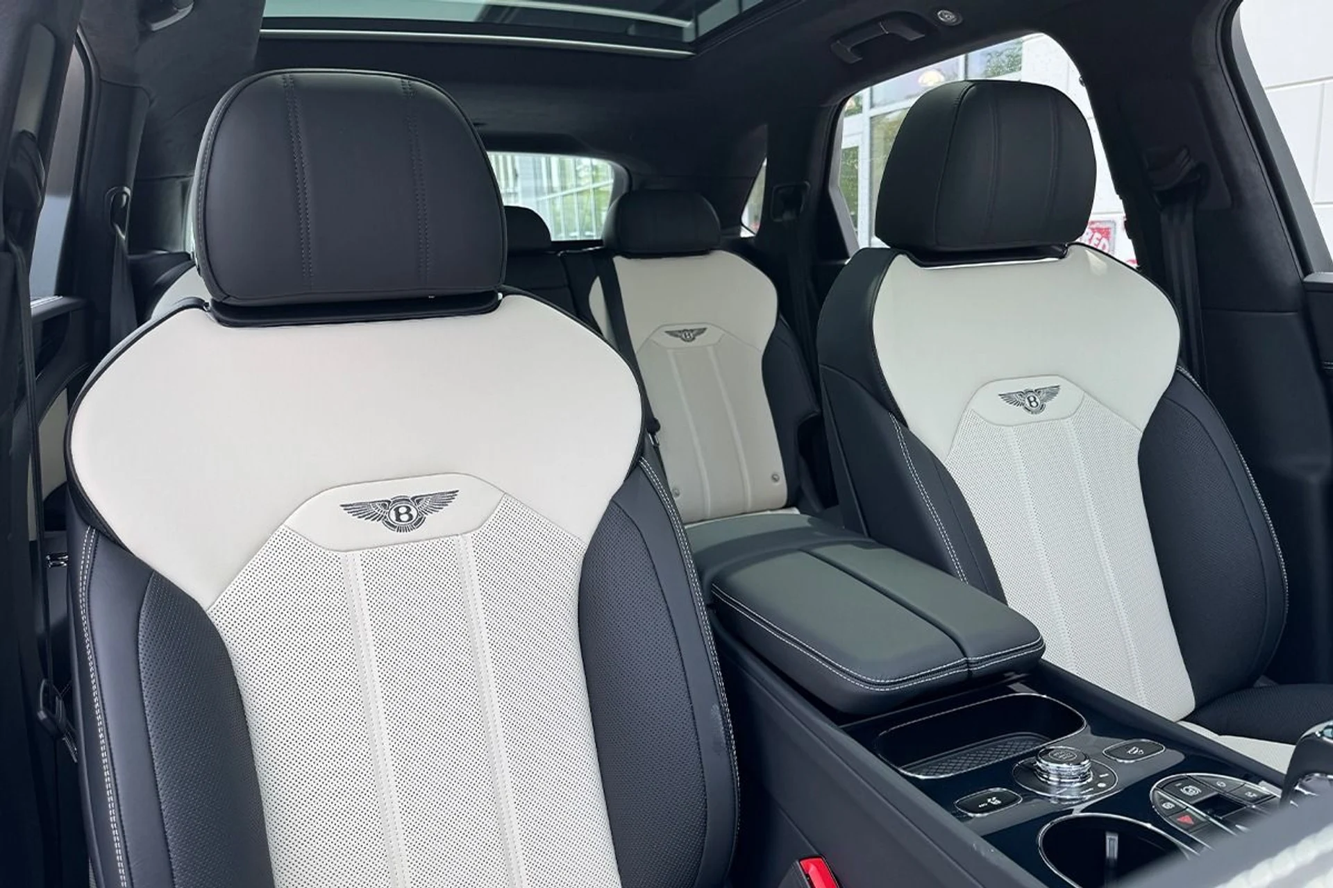 mph014_551335993_New_2025_Bentley_Bentayga_V8_1749227501_379ddb8df4