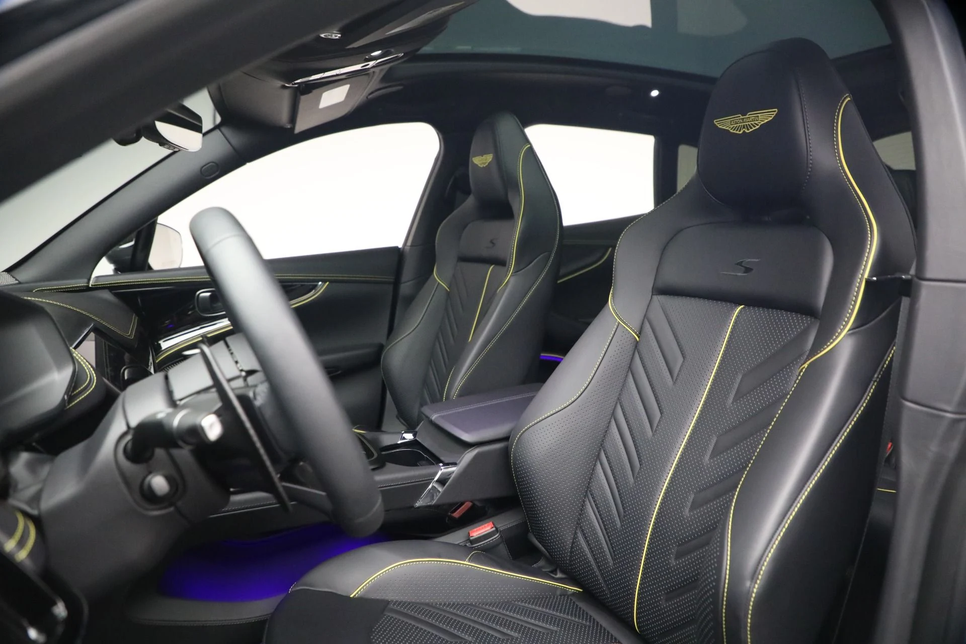 mph014_565249319_New_2026_Aston_Martin_DBX_S_1787860689_223f3411b8