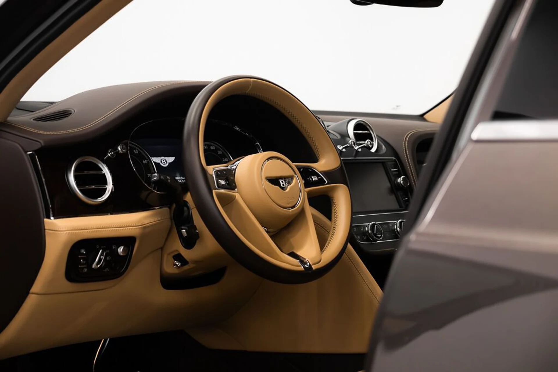 mph014_583933381_bentley_bentayga_2017_jpg_v_1758918548_919ddb564f