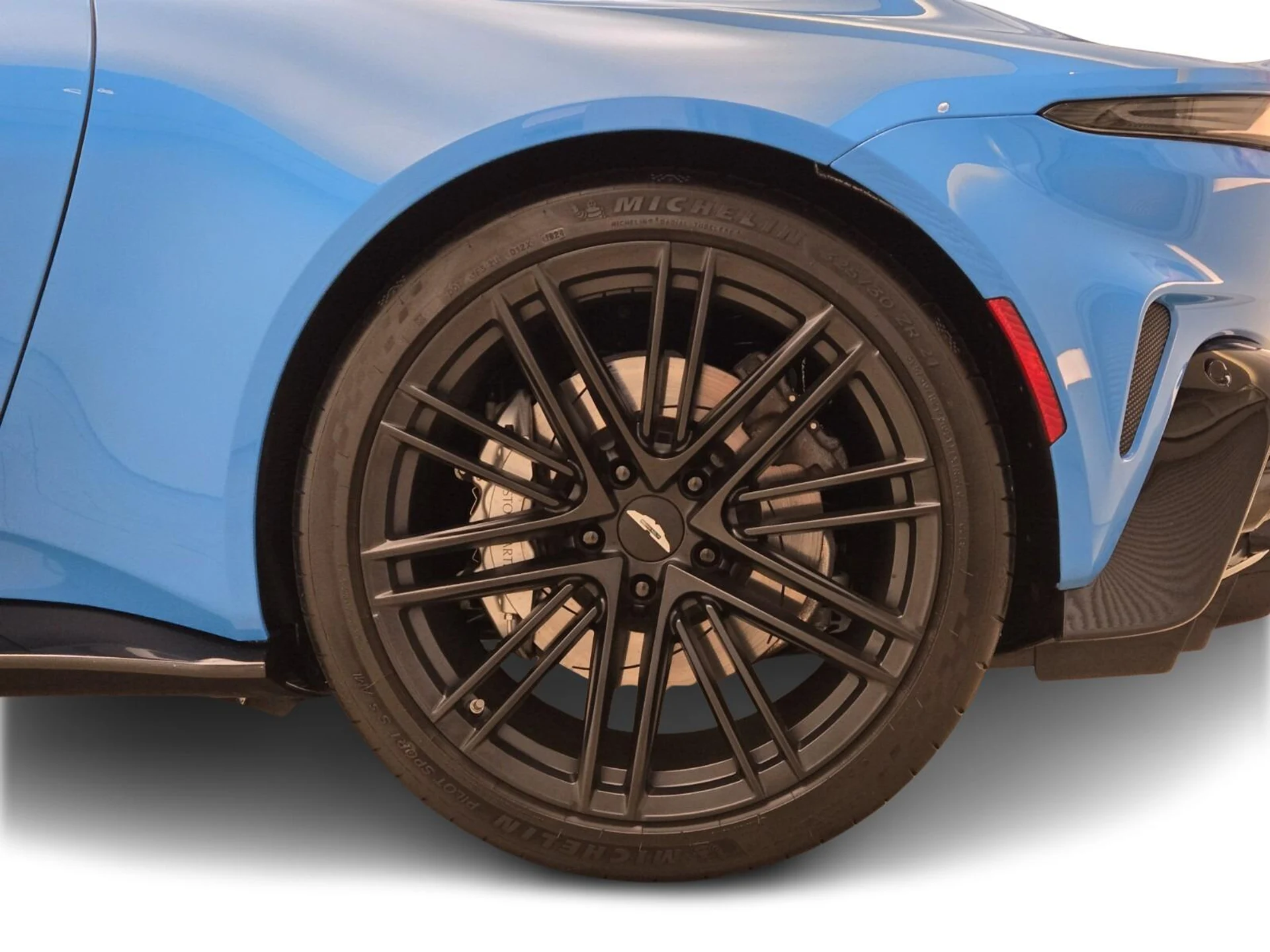 mph014_60130314_Used_2025_Aston_Martin_Vantage_1770792729_548d0e6bca