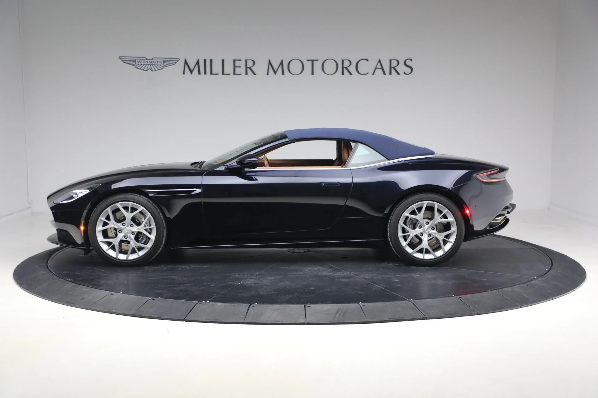 mph014_607763176_Used_2019_Aston_Martin_DB_11_Volante_1770764888_8ffb7b56a9
