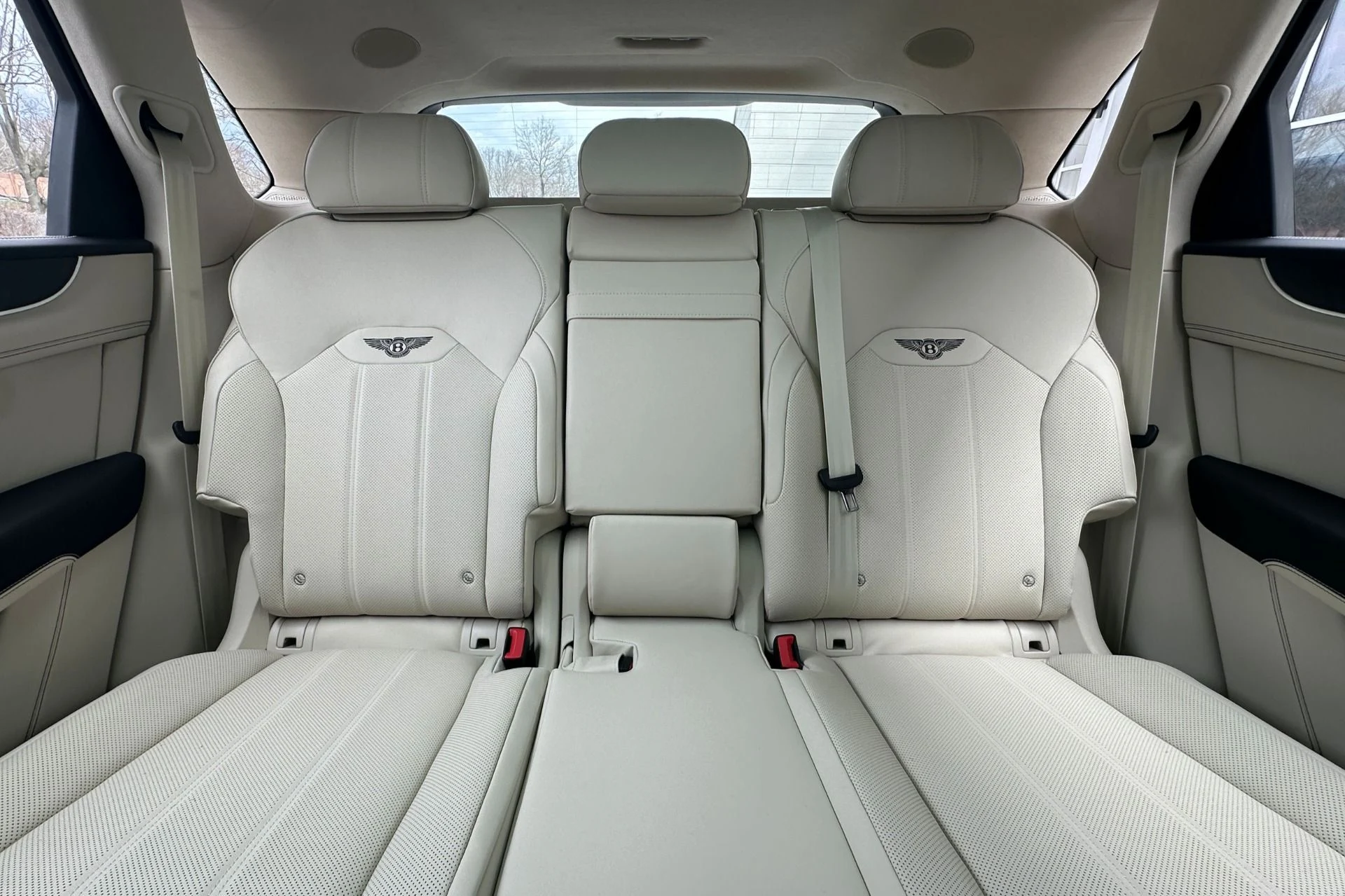 mph014_613115829_New_2026_Bentley_Bentayga_V8_1775834821_47a3067341