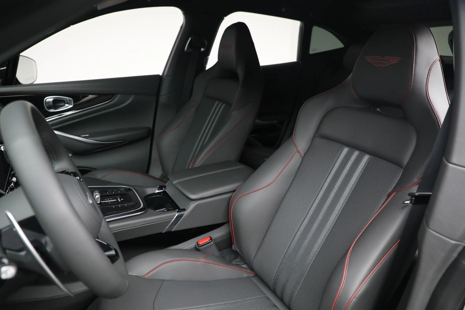 mph014_63362851_New_2025_Aston_Martin_DBX_707_9160ee0dba