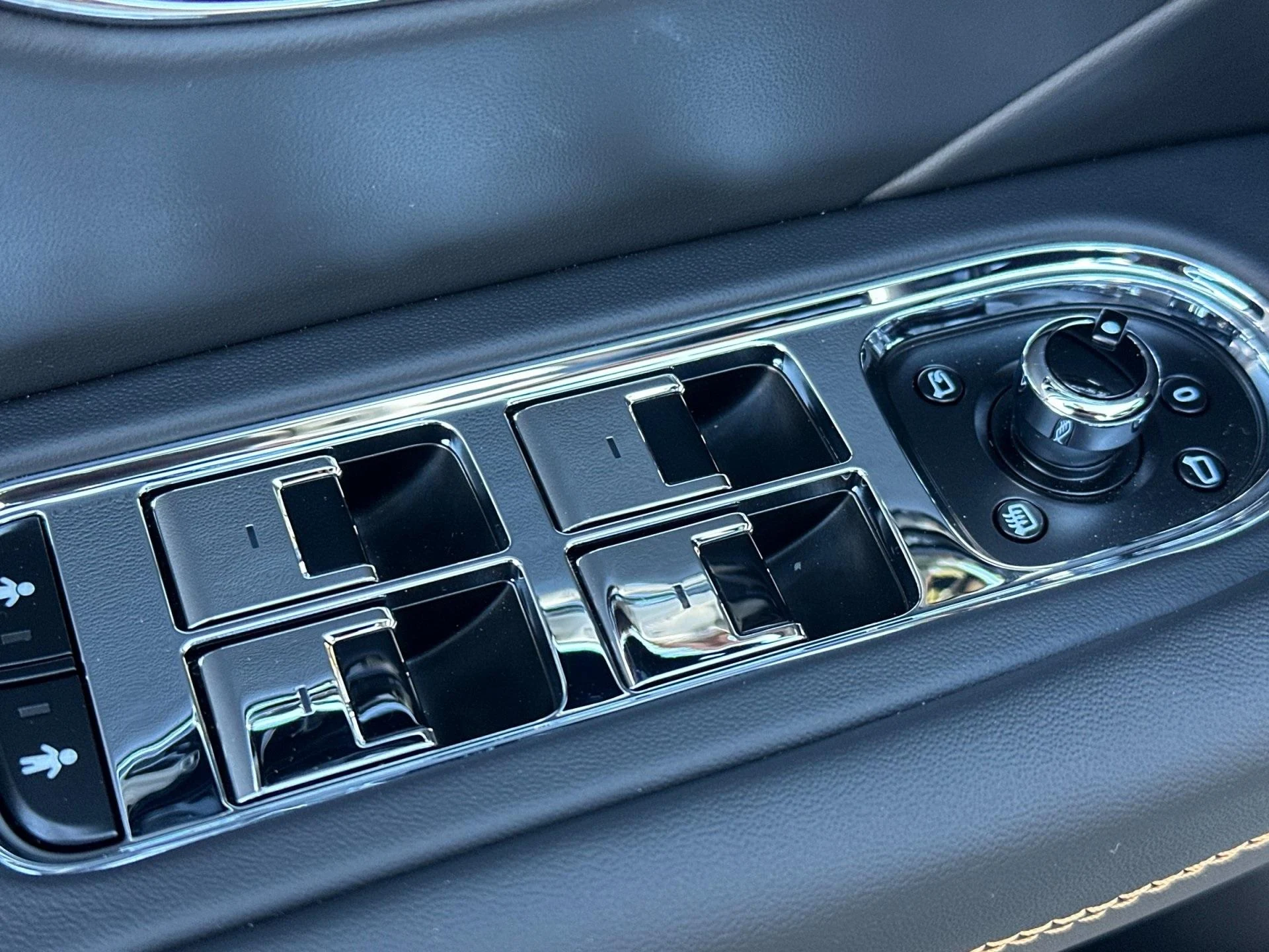 mph014_649598910_New_2026_Bentley_Flying_Spur_1771602775_f7aa9a597a