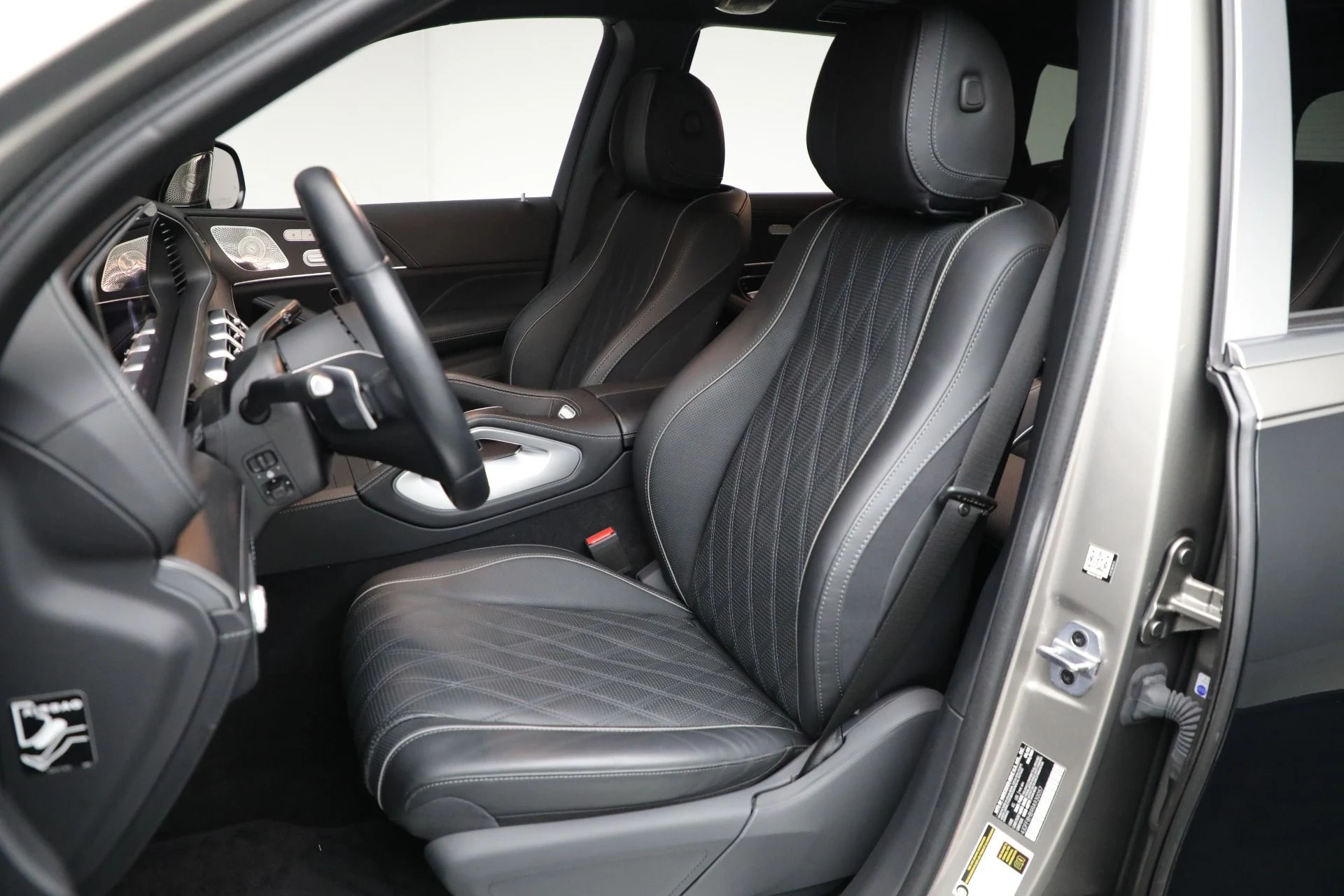 mph014_689018468_Used_2024_Mercedes_Benz_Maybach_GLS_600_4_MATIC_1763566365_3a10174399