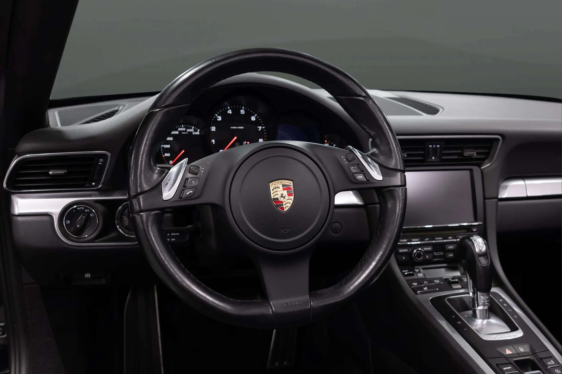 mph014_695487750_0c73fc6a_d878_4cb7_aad7_fa0c79a03aa7_2_14_Interior_201220_Porsche2091120_Carrera20_Cabriolet2028_WP_0_CA_2_A98_CS_14039029_22_d2eeac54d6