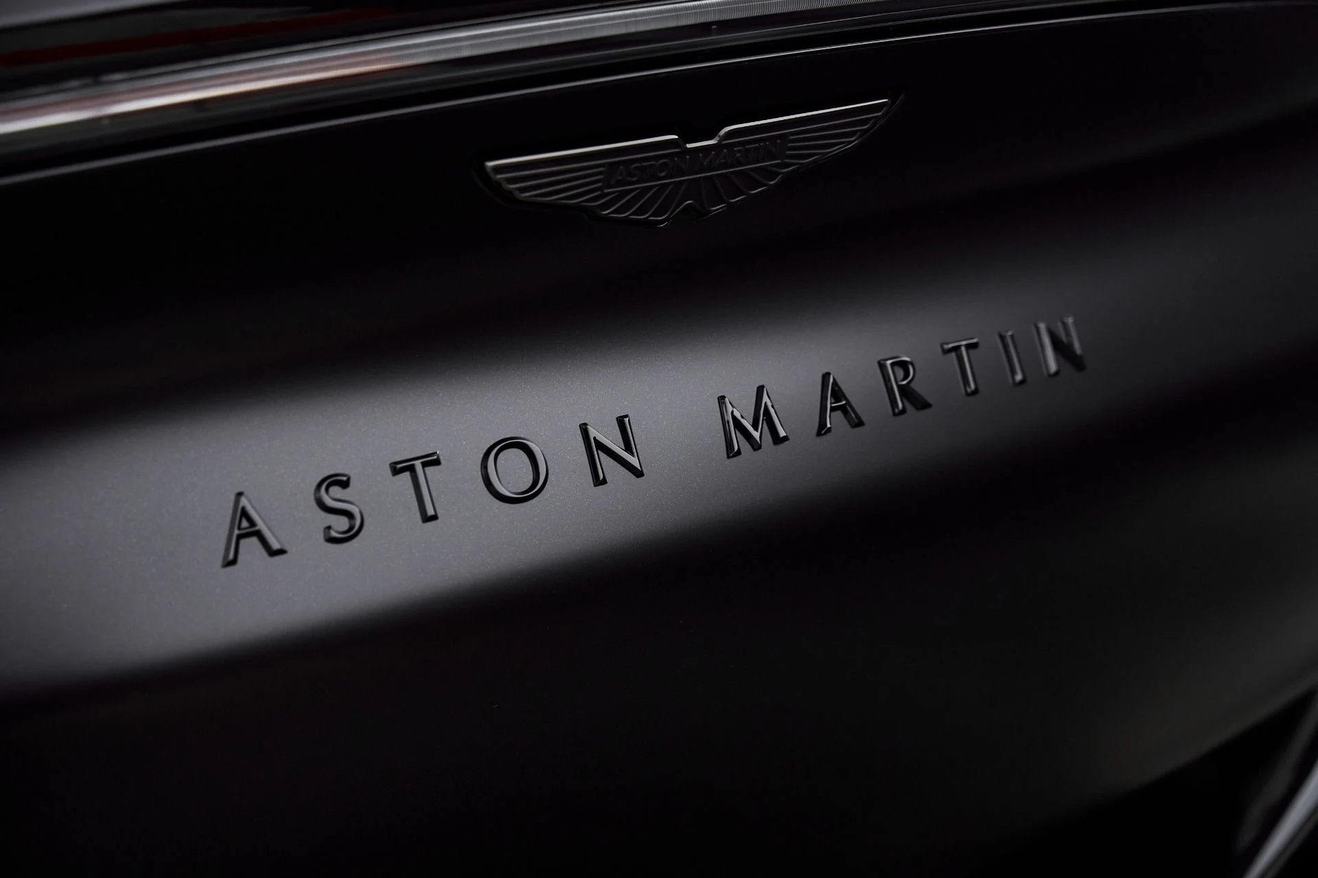 mph014_705423447_Used_2025_Aston_Martin_DBX_707_1766785290_30d8464c09