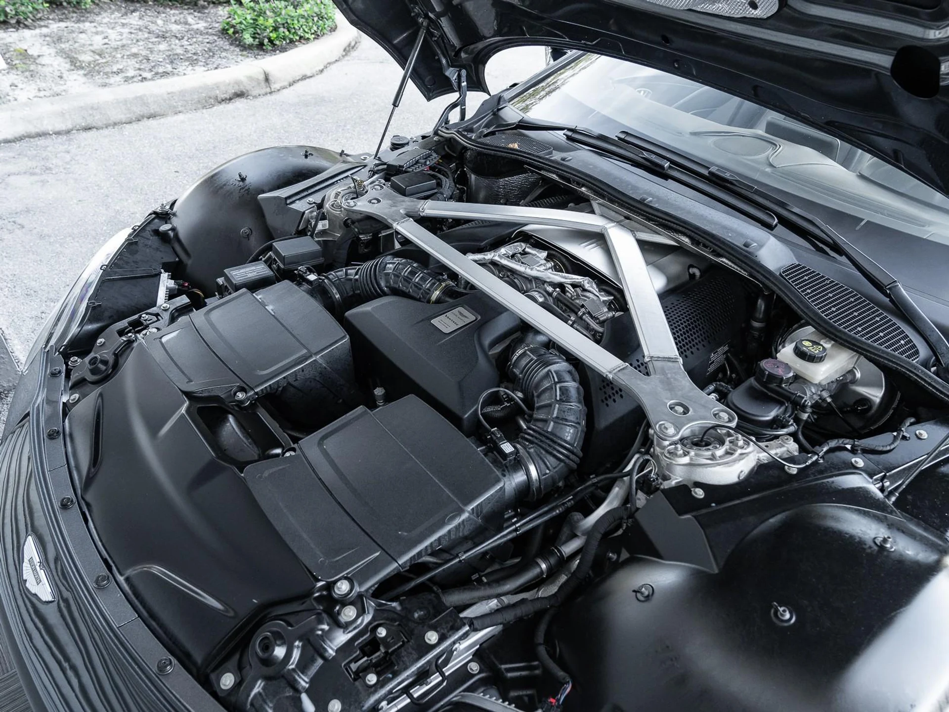 mph014_744926978_Used_2021_Aston_Martin_Vantage_1763409947_667c405c8d